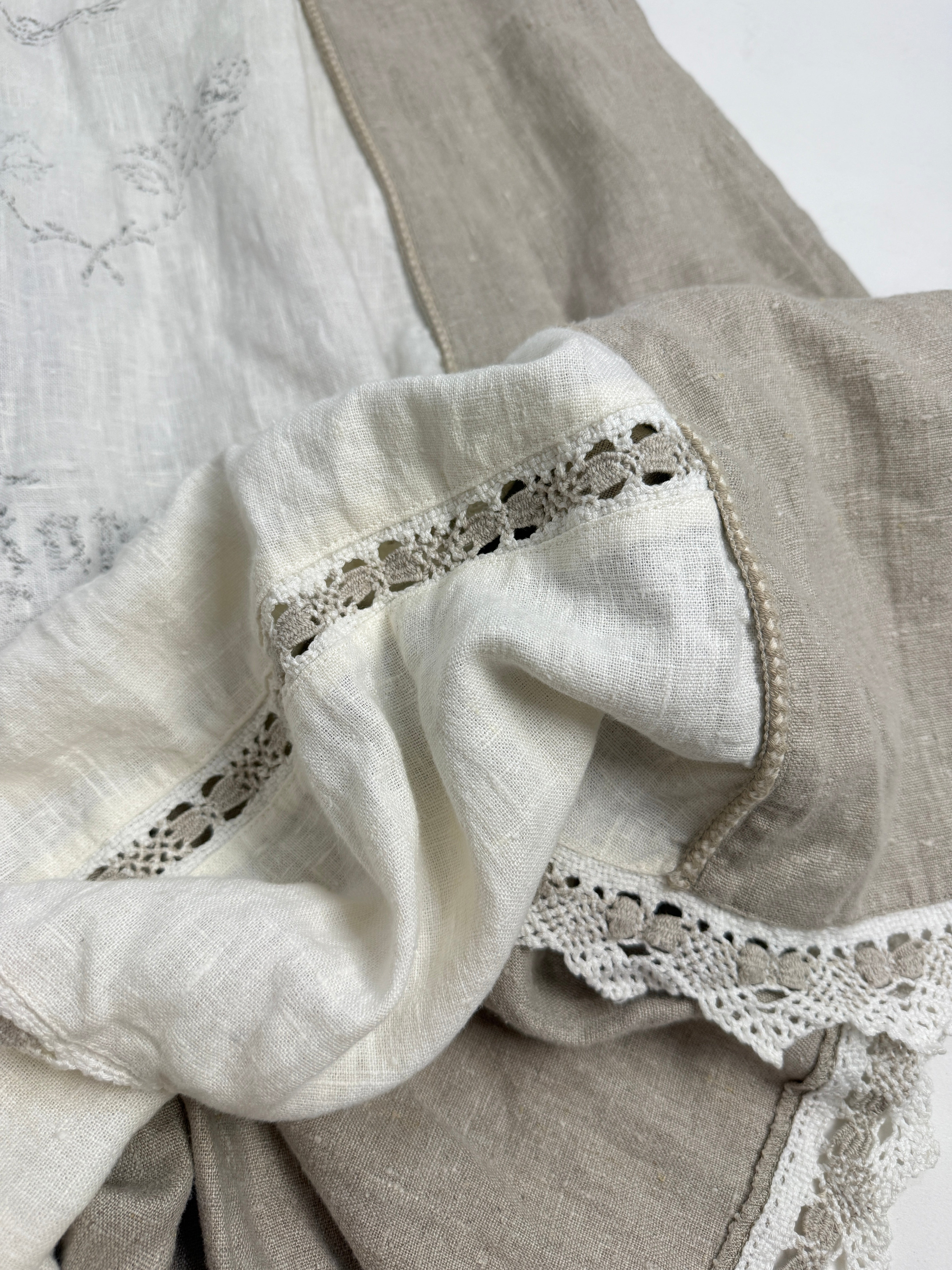 Abito Jodlermax - dettaglio pannello lino bianco con ricami floreali alpini a punto croce
