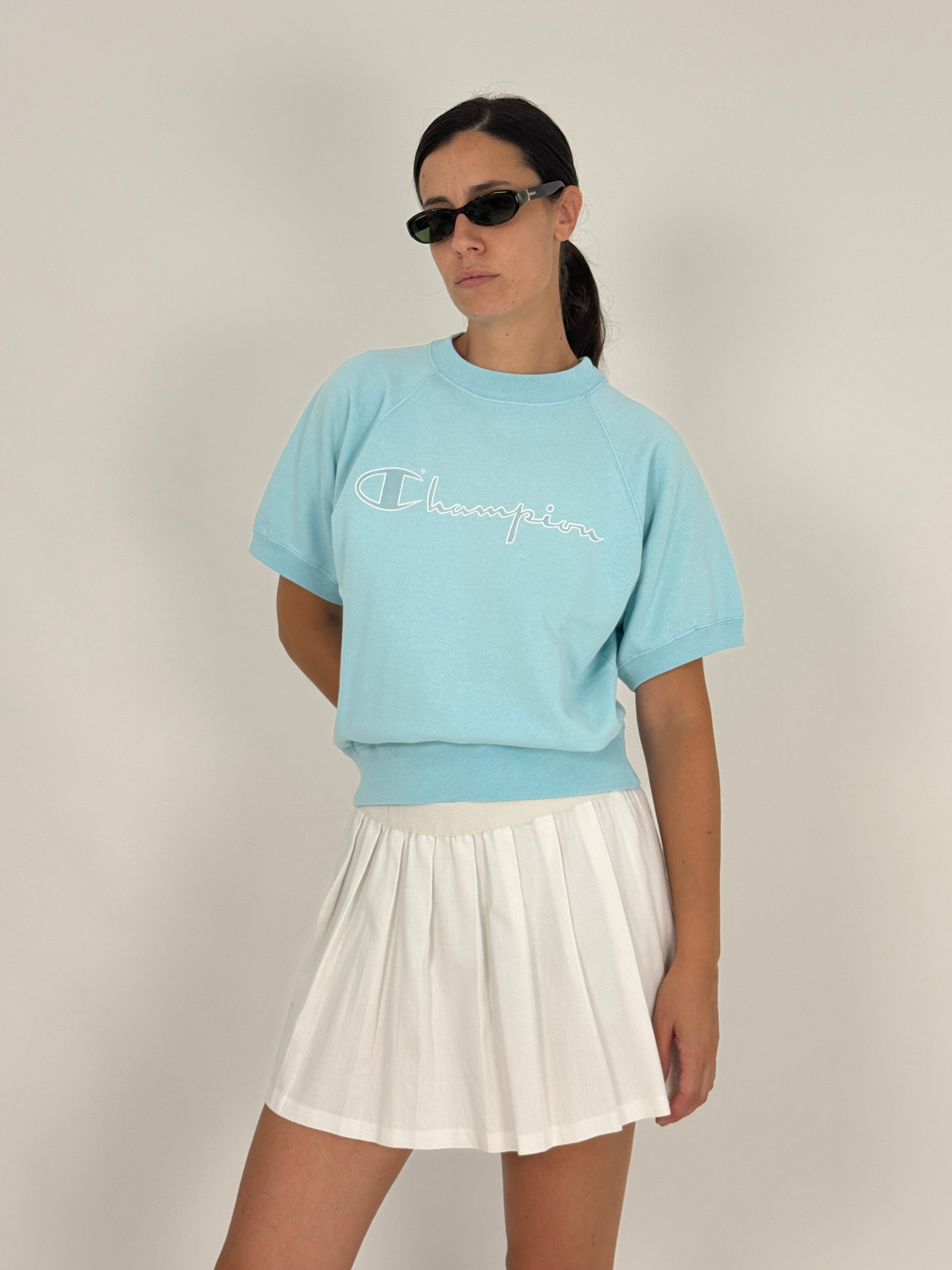 Felpa Champion Anni '70 Blue Bar Tag - vista frontale indossata con script logo bianco su baby blue