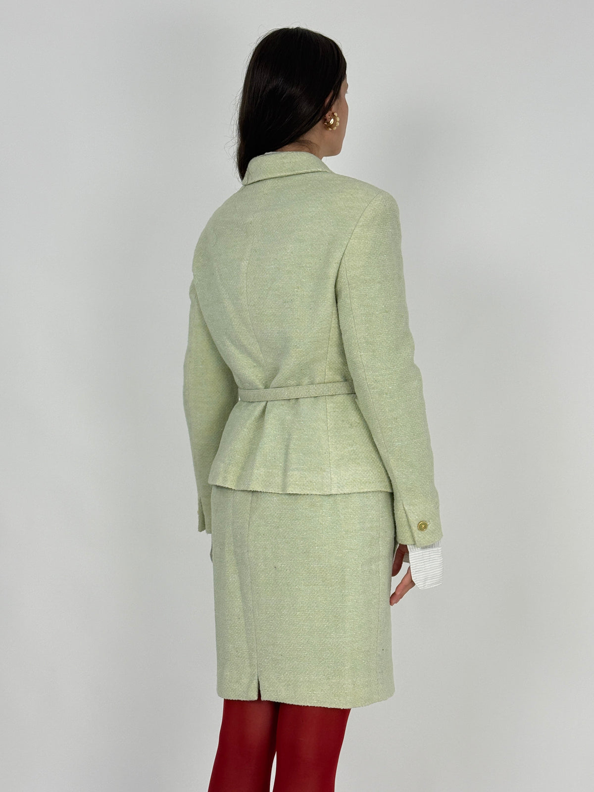 Tailleur Versus Gianni Versace Tweed Verde Menta - vista frontale indossato con cintura fibbia spilla