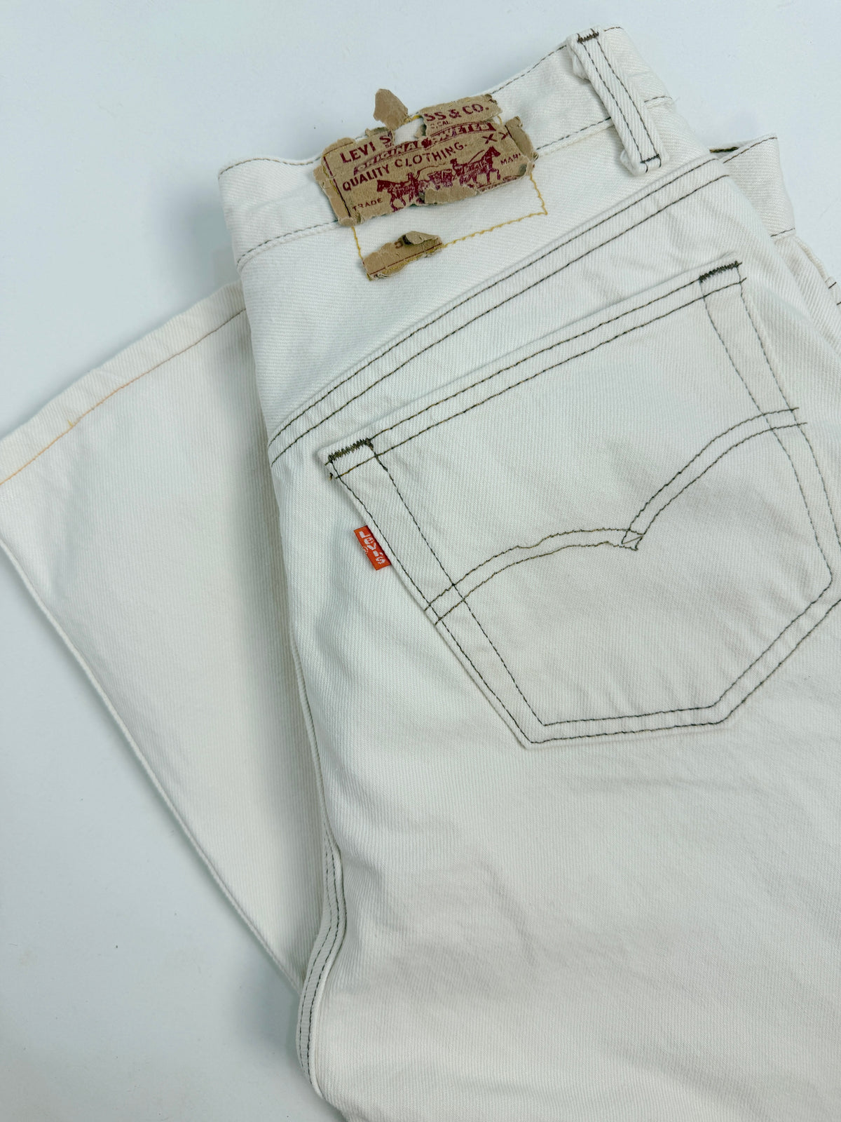 Dettaglio patch cartone originale Levi Strauss & Co Quality Clothing e taschino posteriore con Orange Tab