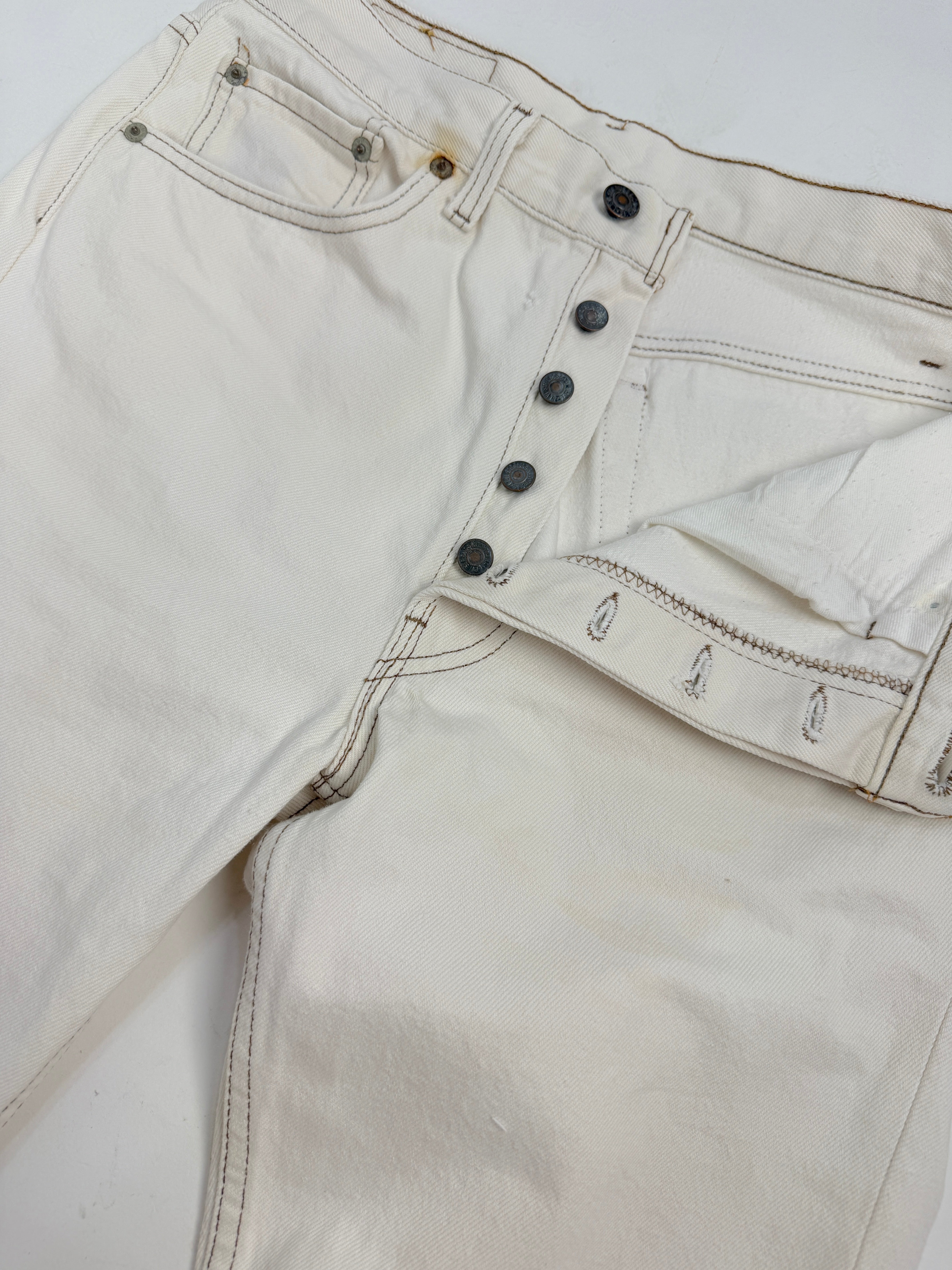Dettaglio chiusura 5 bottoni bruniti e cintura interna con motivo paisley ricamato Levi's 501 vintage
