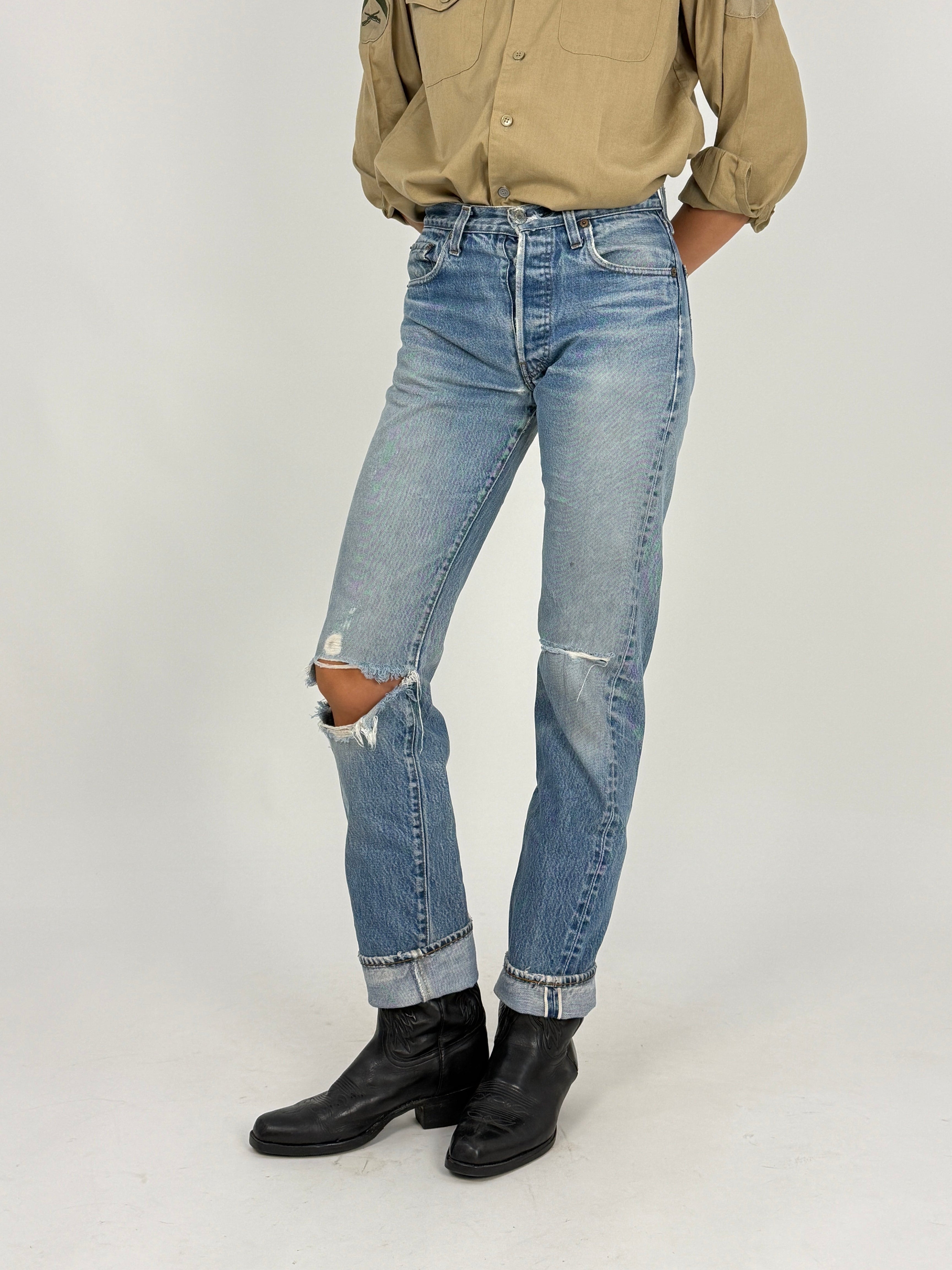 Levi's 501 Redline Selvedge Anni '70 - vista frontale indossato con strappo al ginocchio e orlo risvoltato