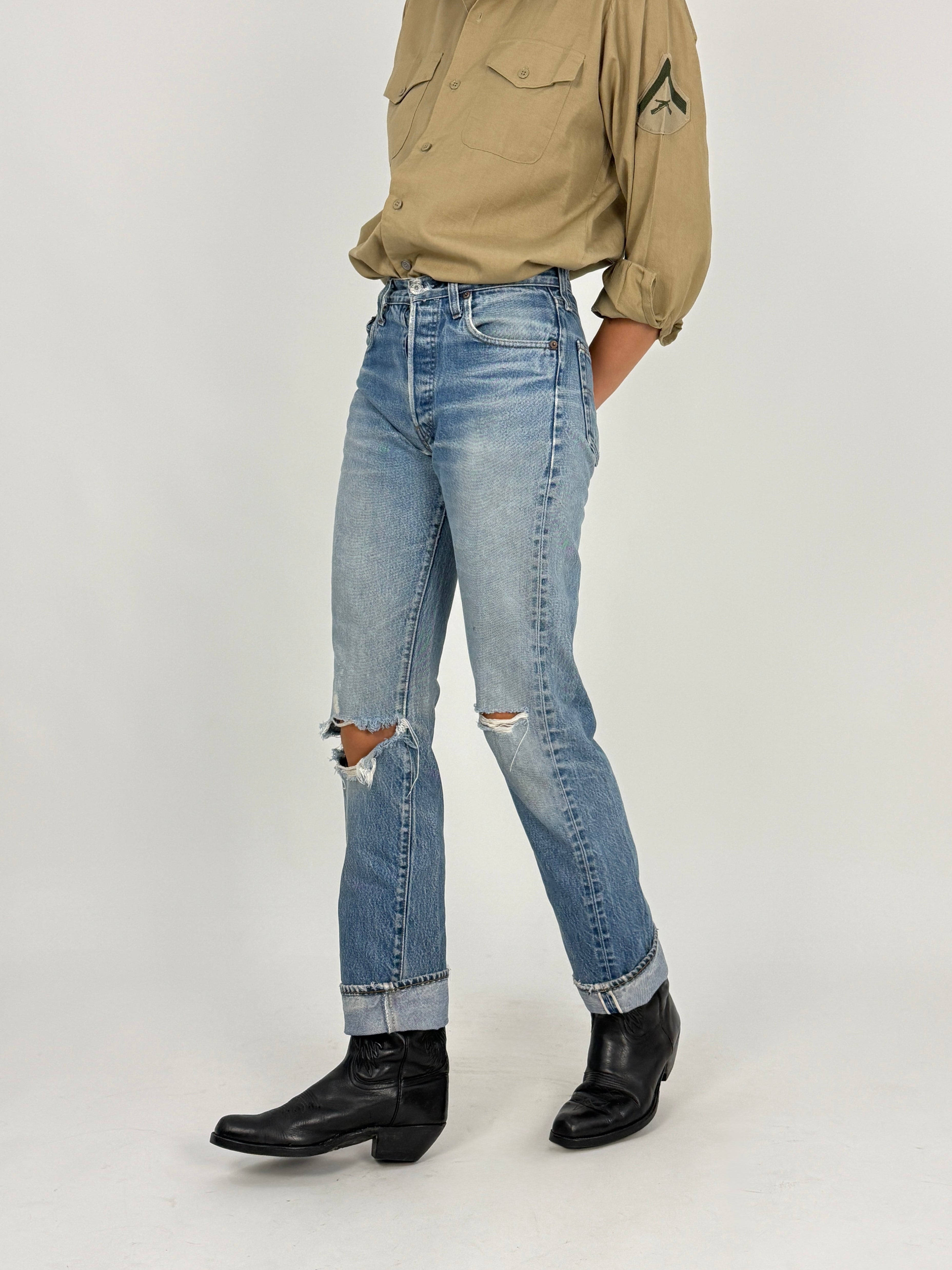 Levi's 501 Redline Selvedge Anni '70 - vista laterale tre quarti con cimosa rossa visibile sull'orlo