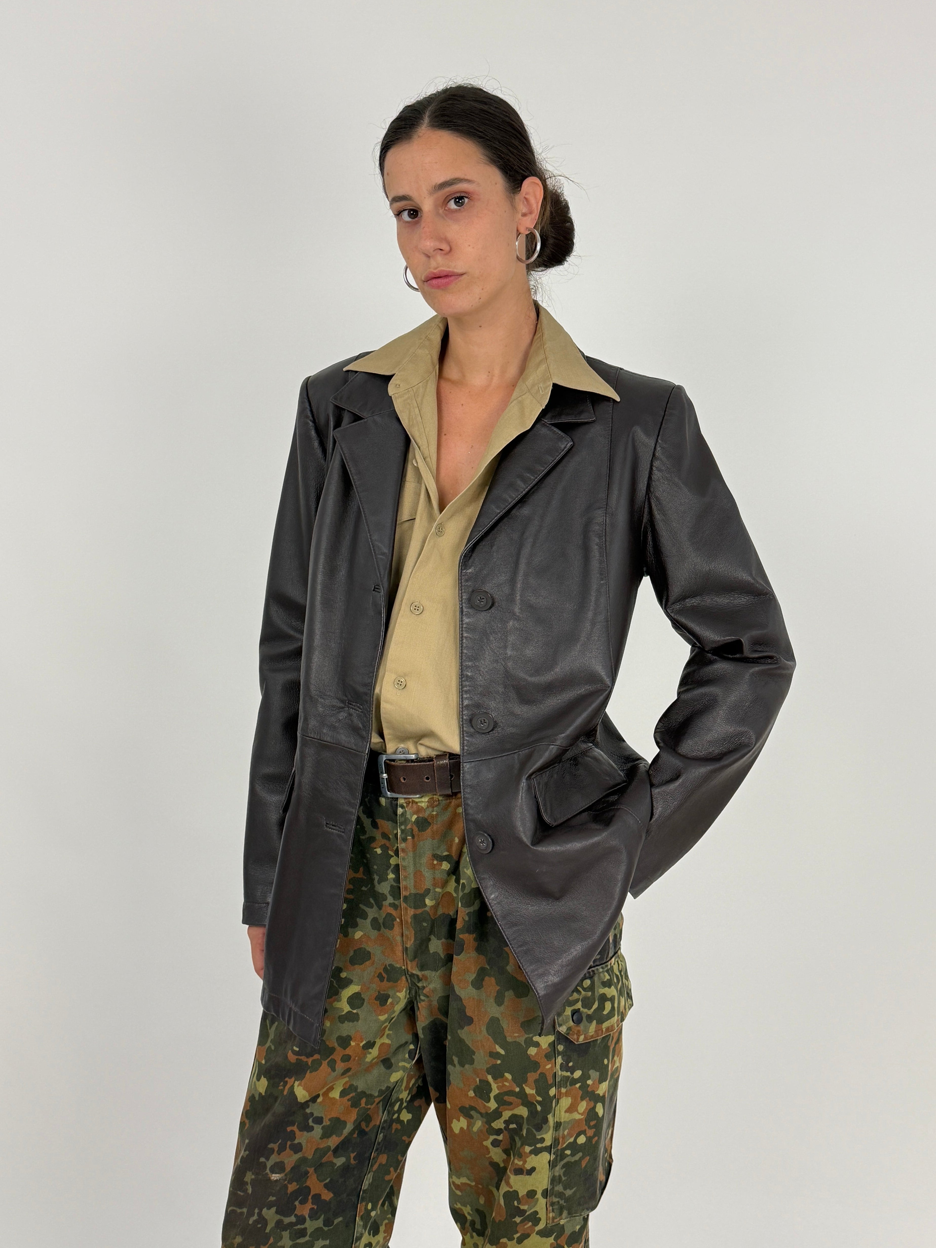 Blazer Vera Pelle Marrone Scuro Anni '90 - vista frontale tre quarti indossato con camicia militare e pantaloni mimetica