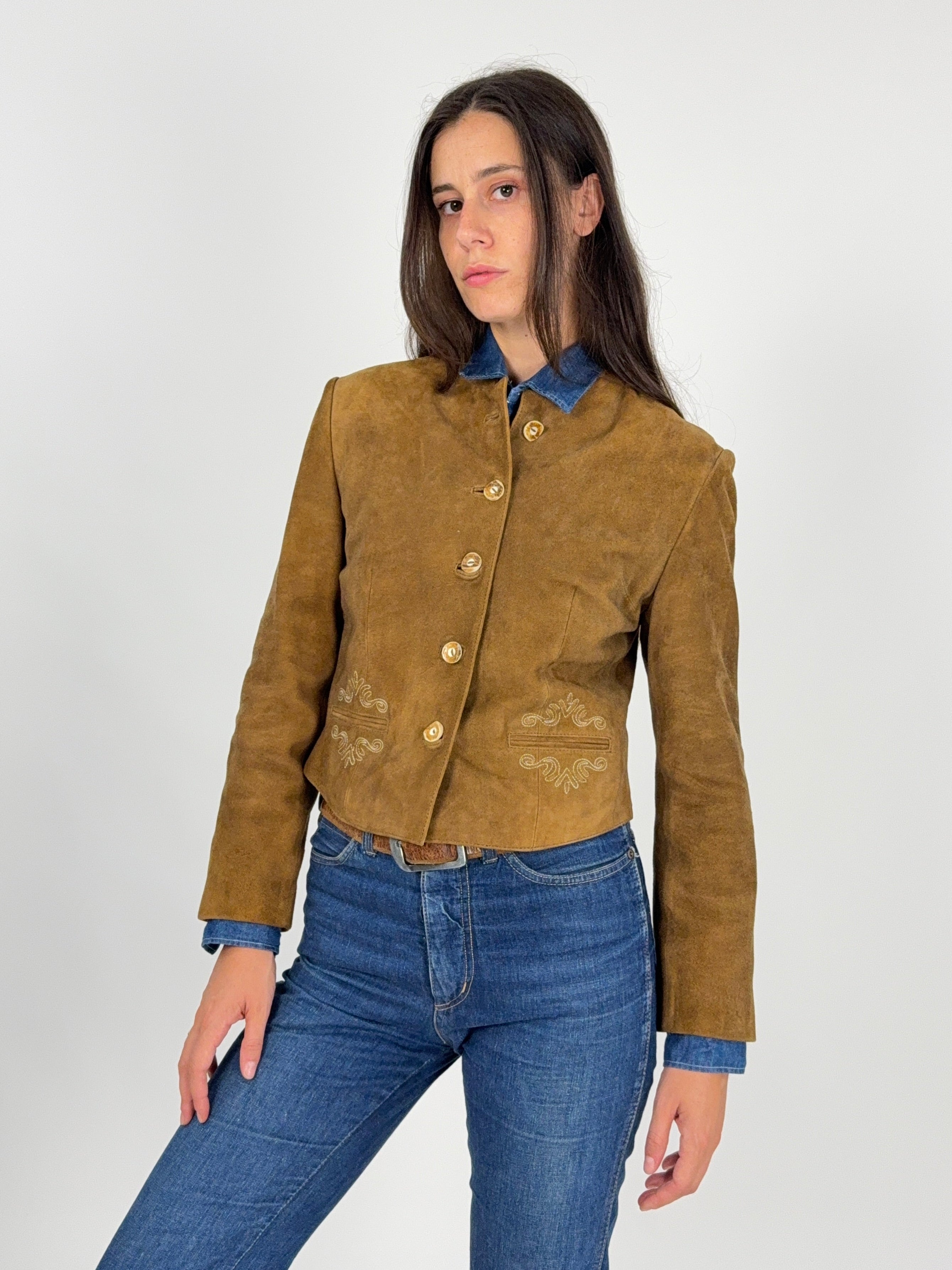 Giacca Folk Tirolese Jodlermax Camoscio - vista frontale indossata con jeans e camicia denim