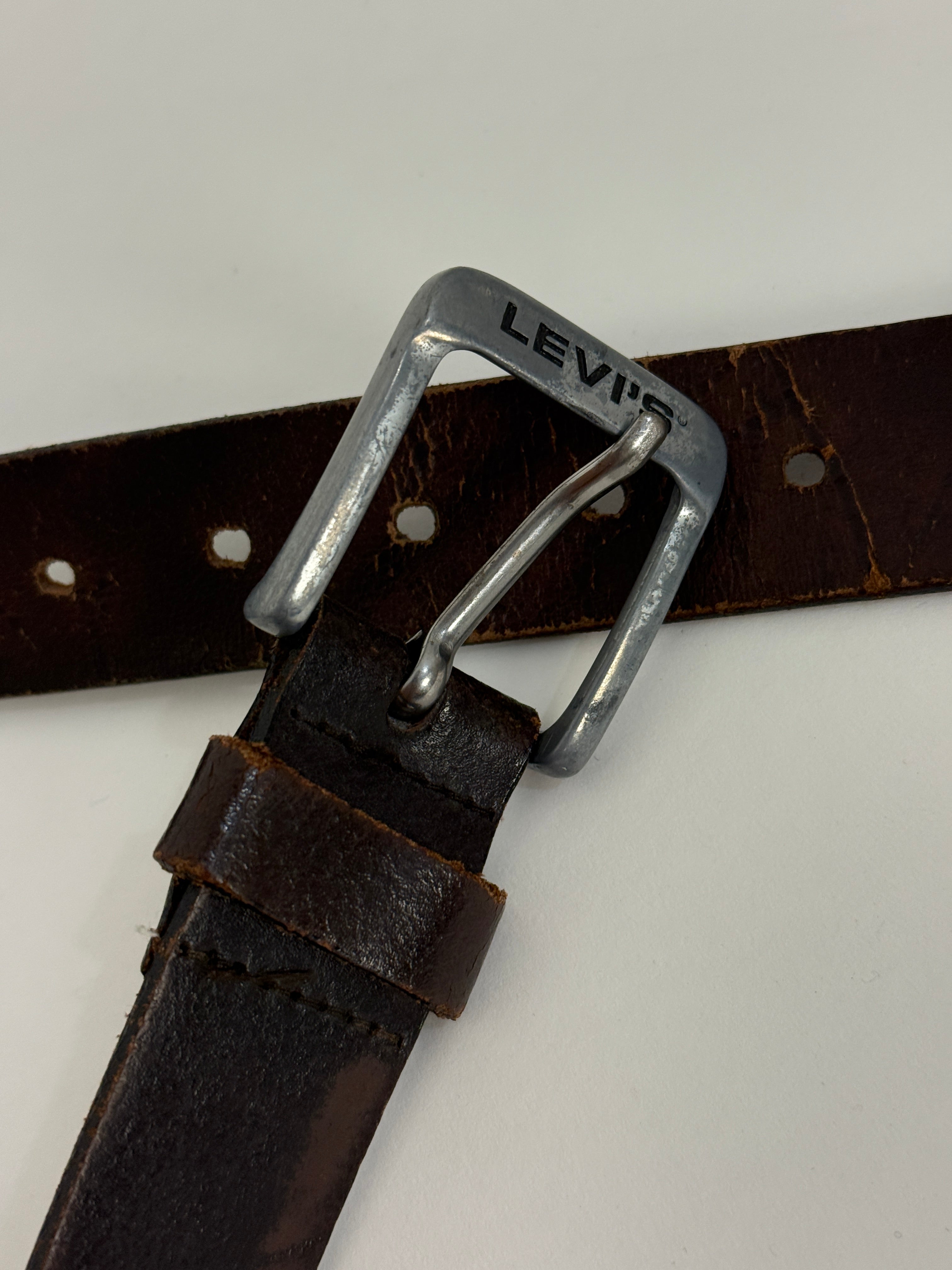 Cintura Levi's Vintage - dettaglio fibbia rettangolare argentata con logo LEVI'S e passante in pelle