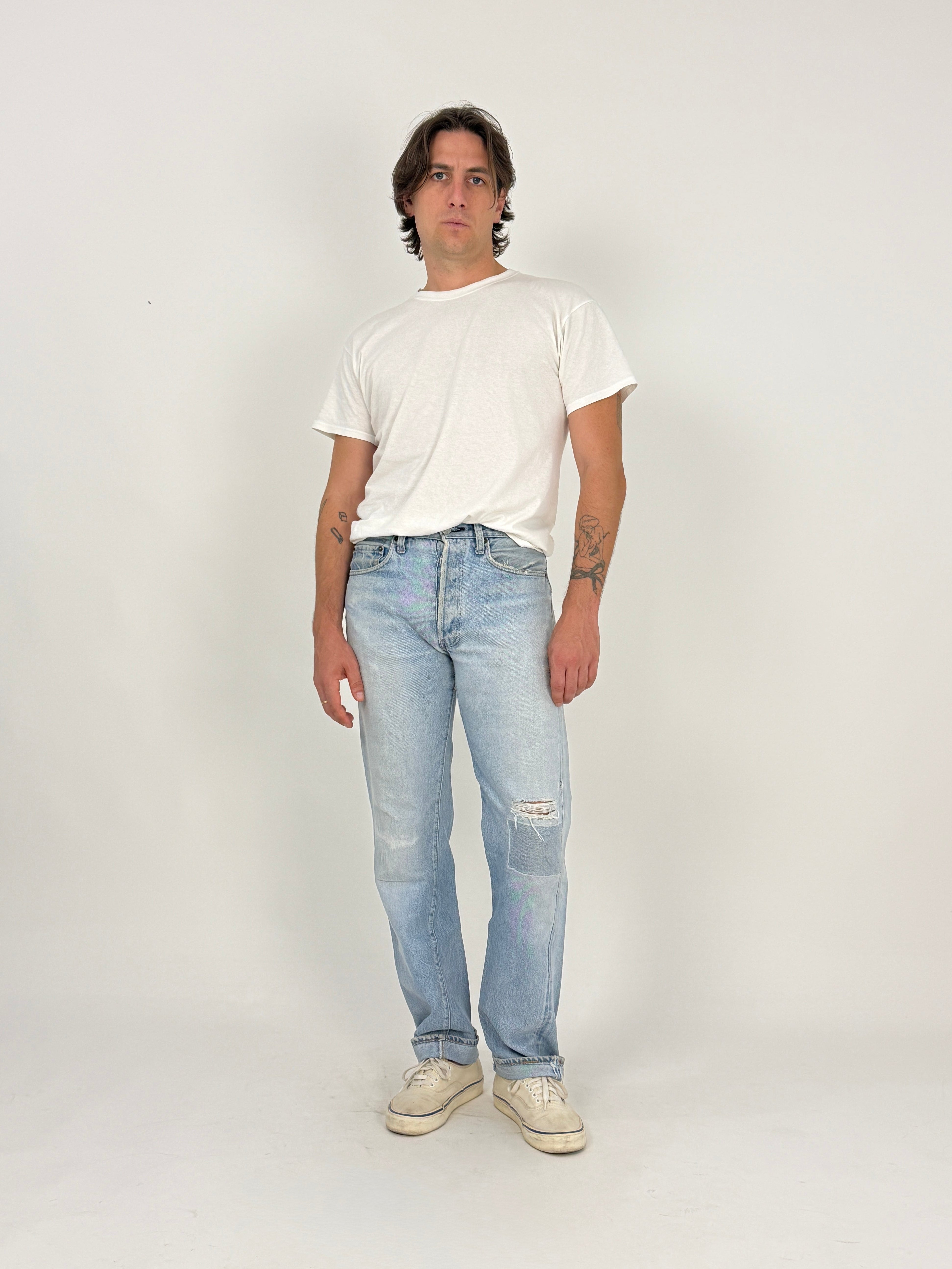 Levi's 501 Redline Selvedge Single Stitch Anni '70 - vista frontale intera indossato con t-shirt bianca e Converse