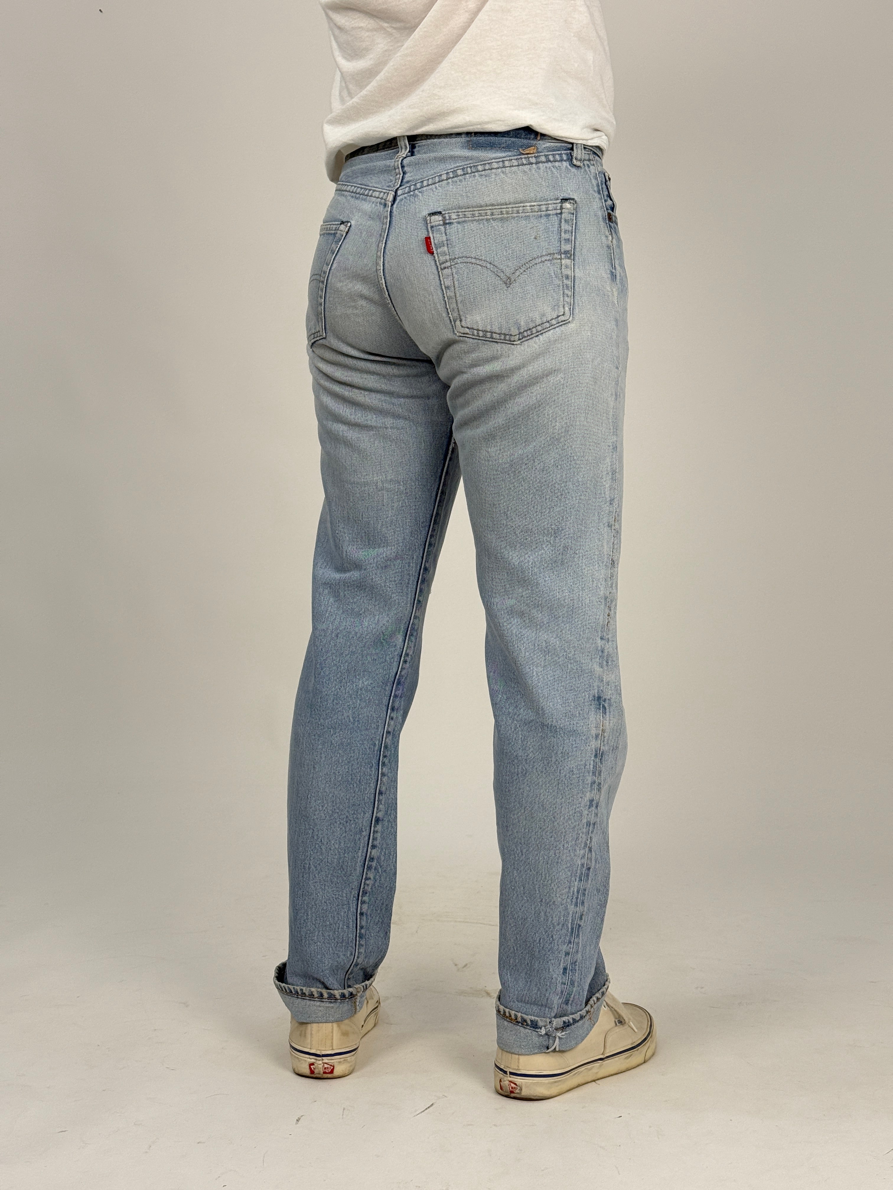 Levi's 501 Redline Selvedge Single Stitch Anni '70 - vista posteriore con patch Two Horse integra e cimosa rossa sull'orlo risvoltato