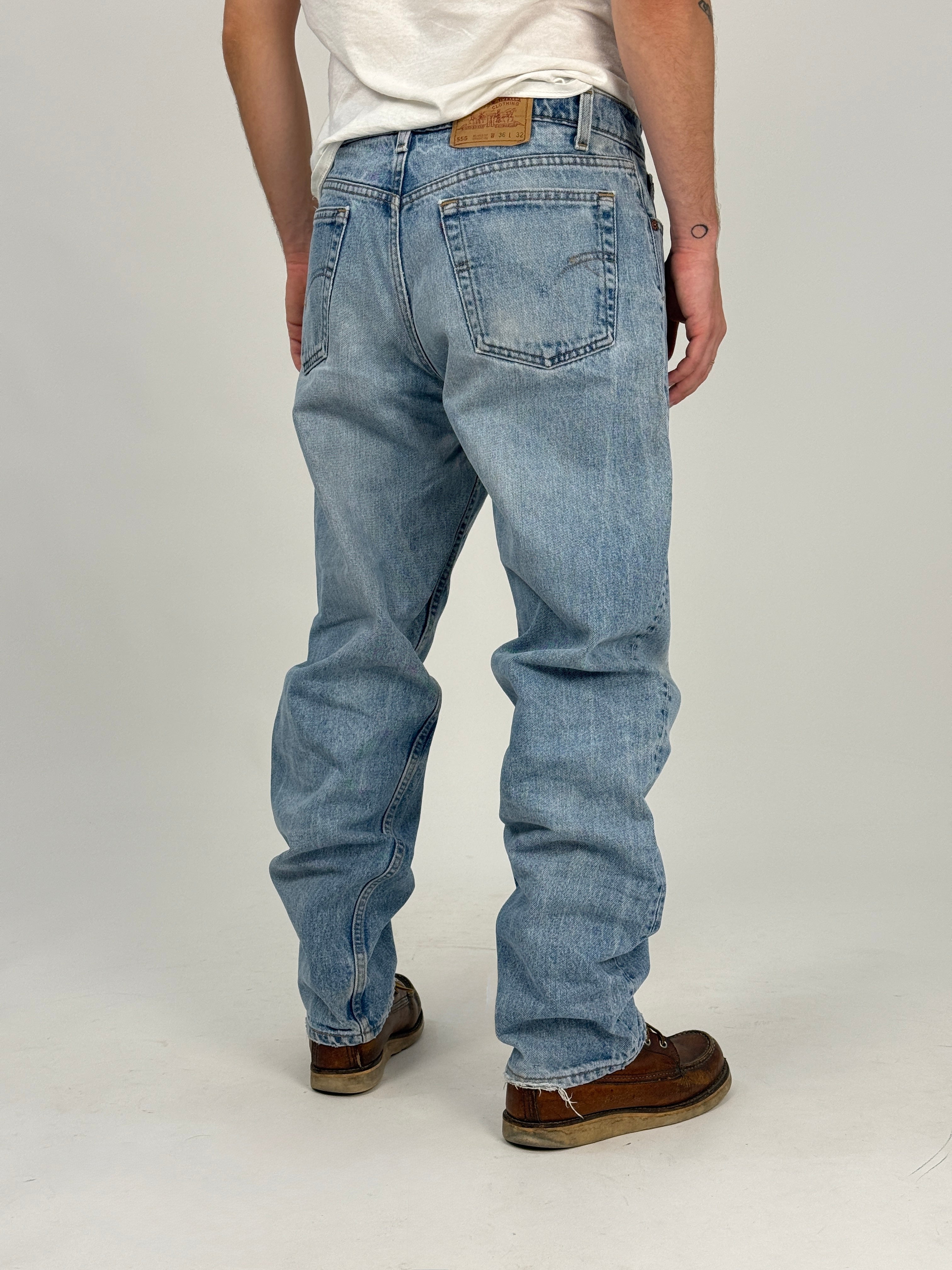 Levi's 555 Vintage Anni '90 Relaxed Straight - vista posteriore con patch in pelle Two Horse e fading naturale