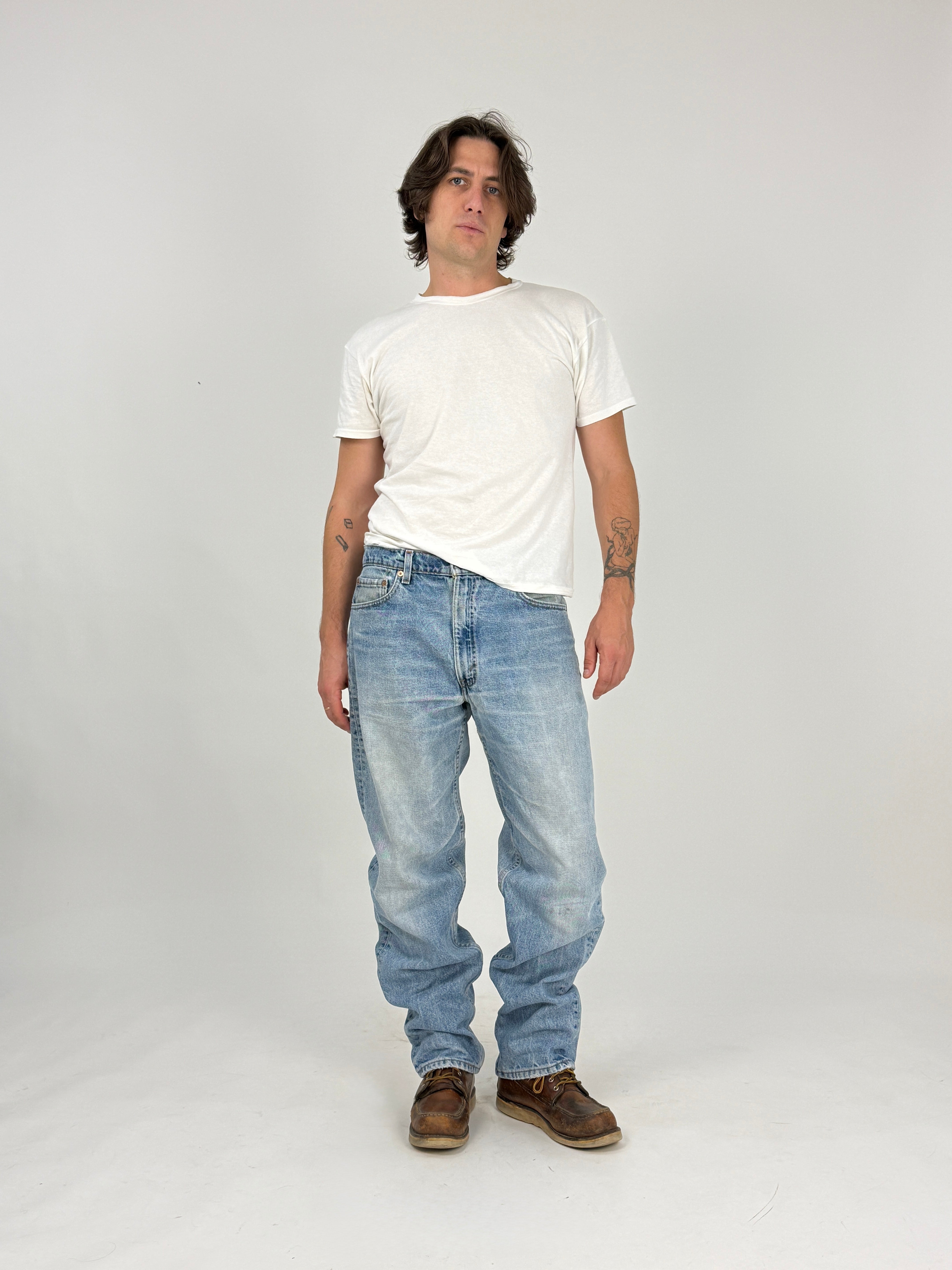 Levi's 555 Vintage Anni '90 Relaxed Straight - vista frontale intera indossato con t-shirt bianca e Red Wing