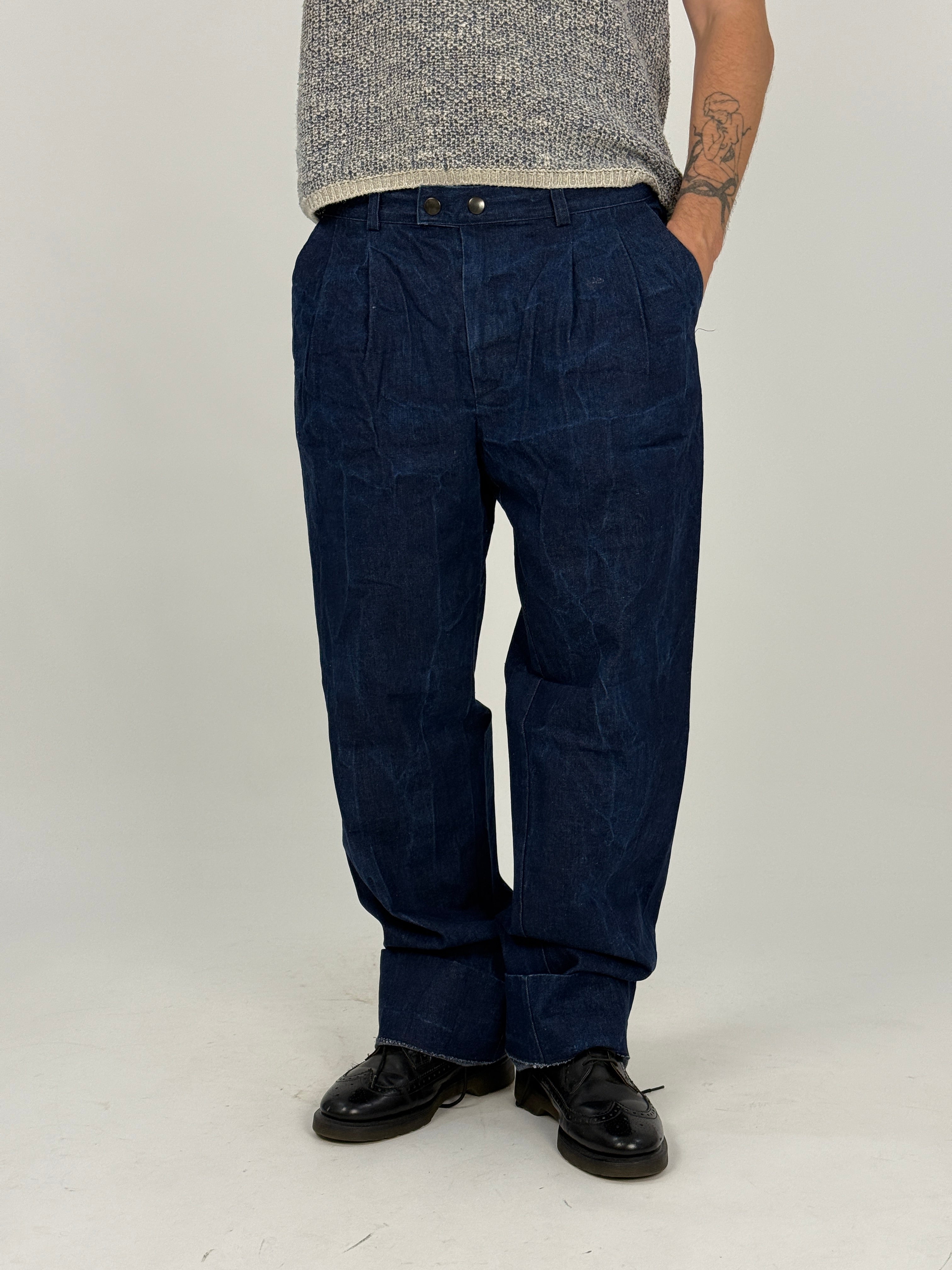 Pantaloni Denim Esercito Italiano Vintage - vista frontale intera indossato con maglione grigio e derby neri