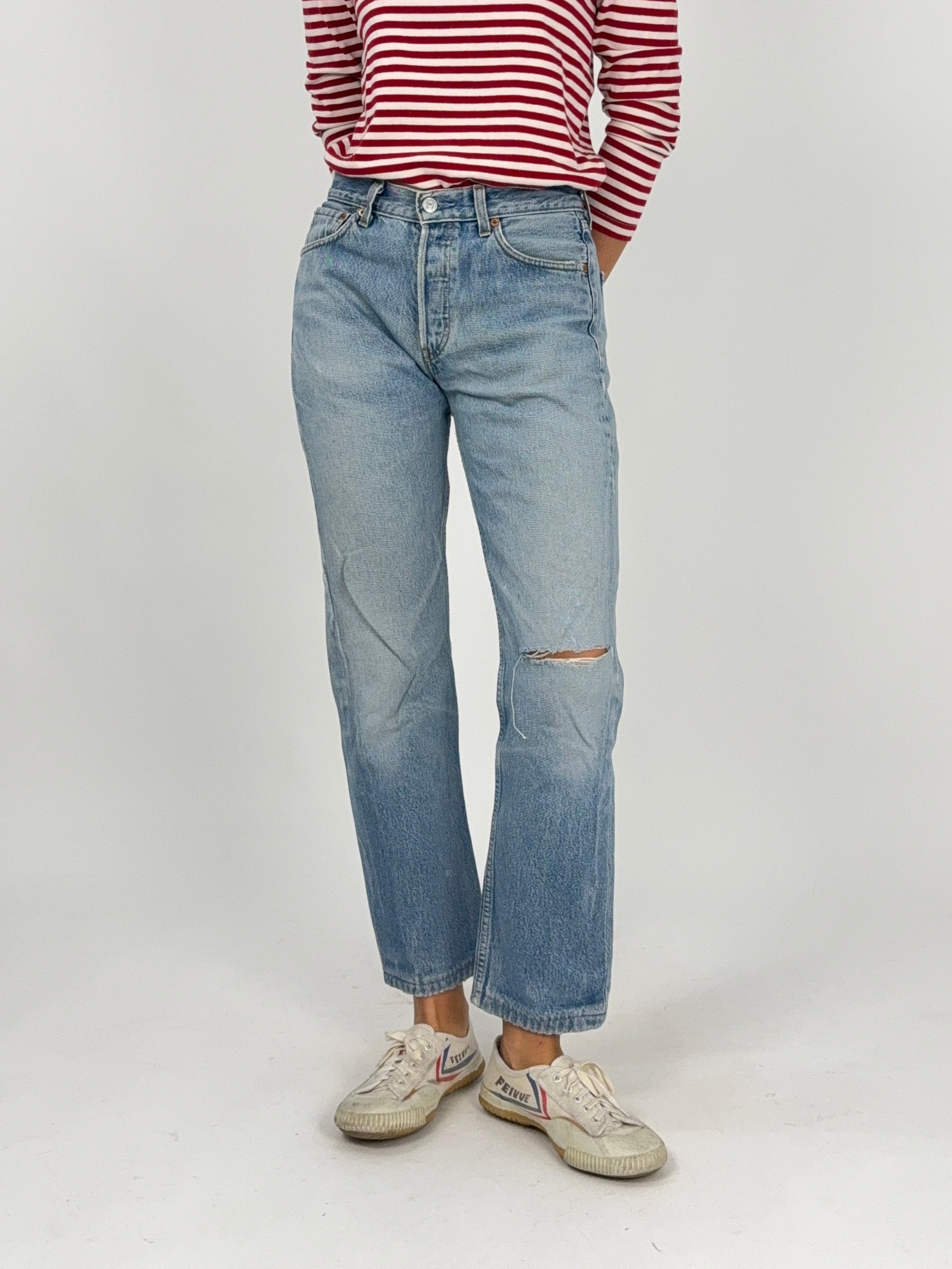 Levi's 501 Vintage Donna W29 L32 - vista frontale intera indossata con maglia a righe rosse e sneakers Feiyue