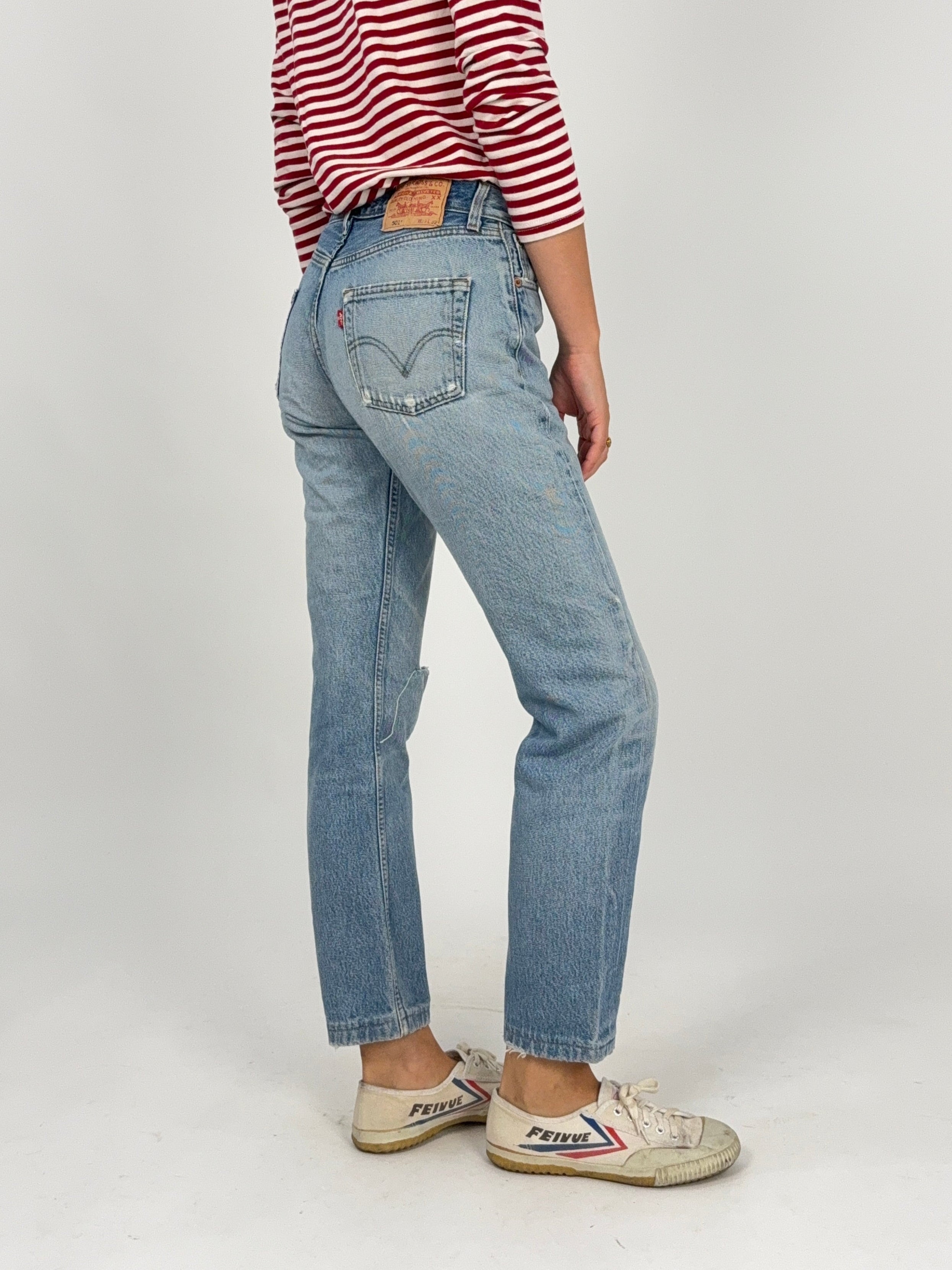 Levi's 501 Vintage Donna W29 L32 - vista posteriore tre quarti con patch Two Horse integra e red tab Levi's