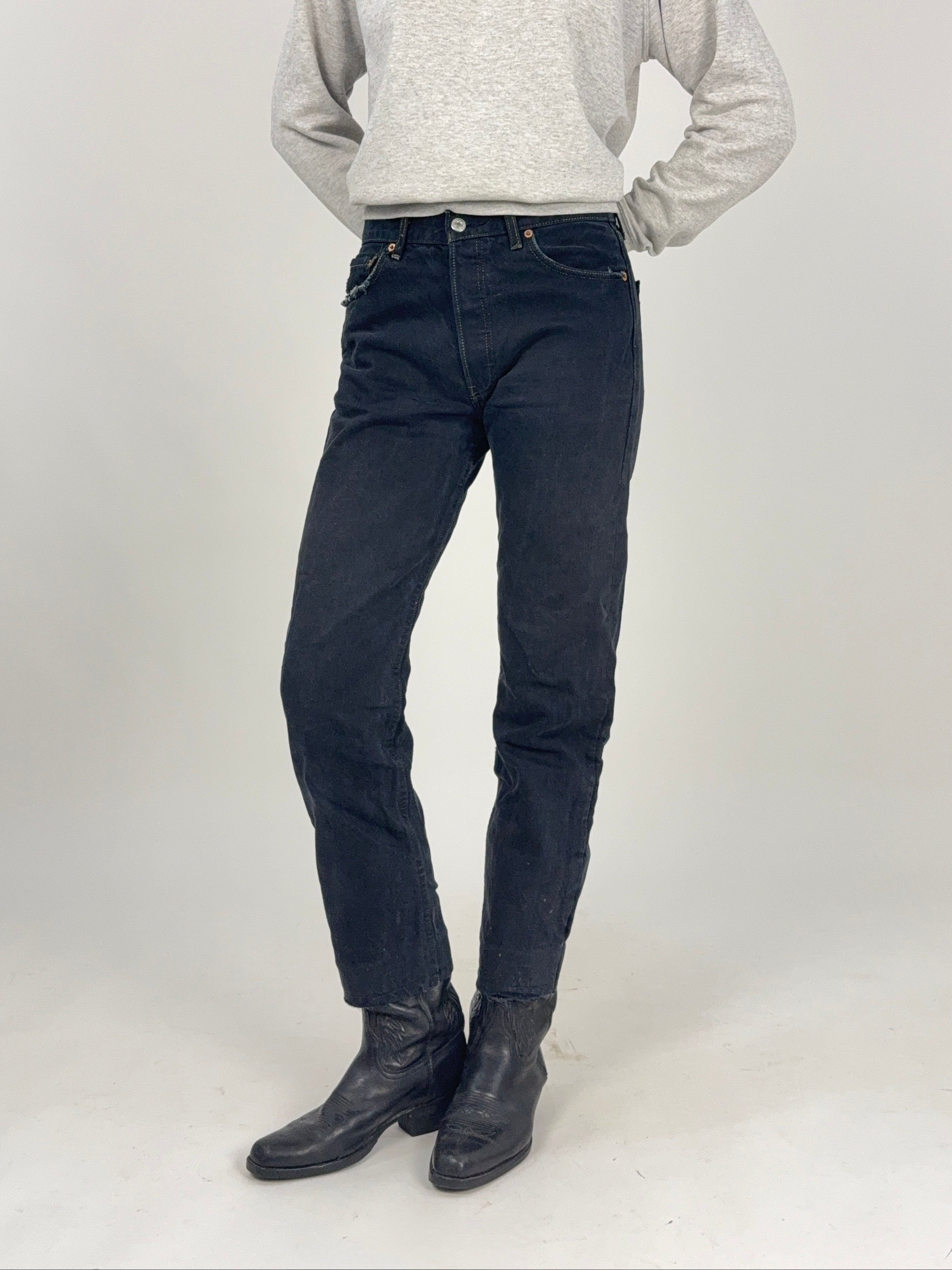 Levi's 501 Vintage Donna W30 Nero - vista frontale intera indossata con felpa grigia e stivali texani neri