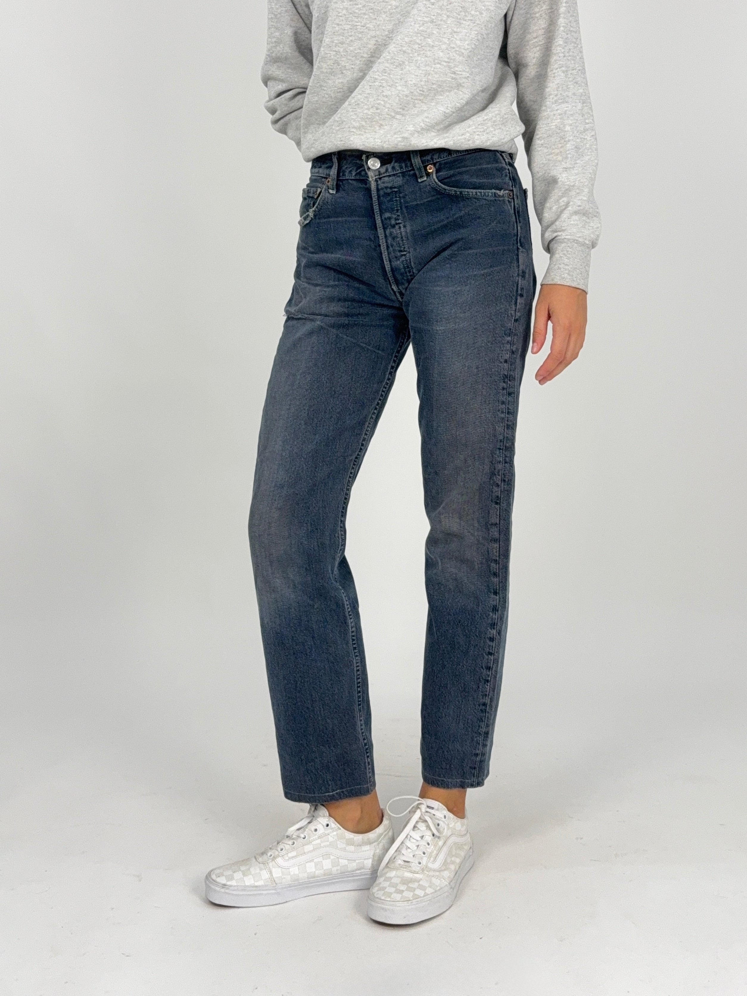 Levi's 501 Vintage Donna W29 Lavagna - vista frontale intera indossata con felpa grigia e Vans