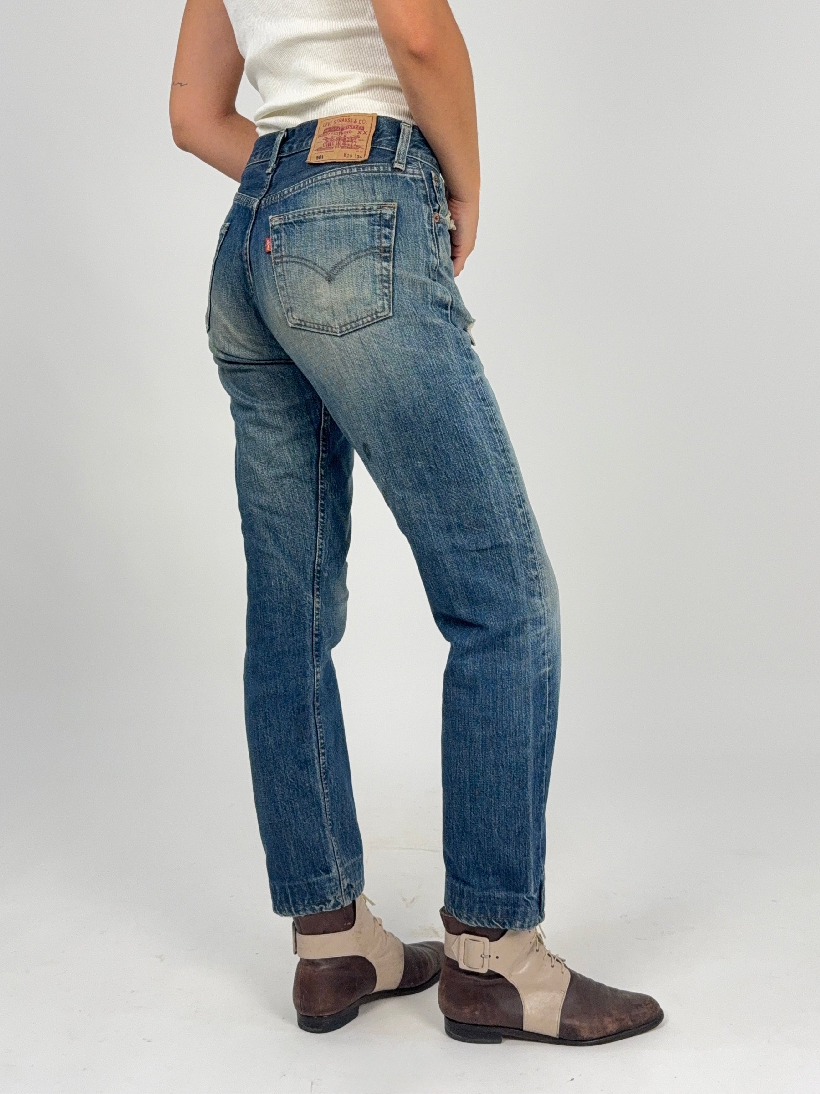 Levi's 501 Vintage Donna W29 - vista posteriore tre quarti con fading naturale e silhouette straight leg