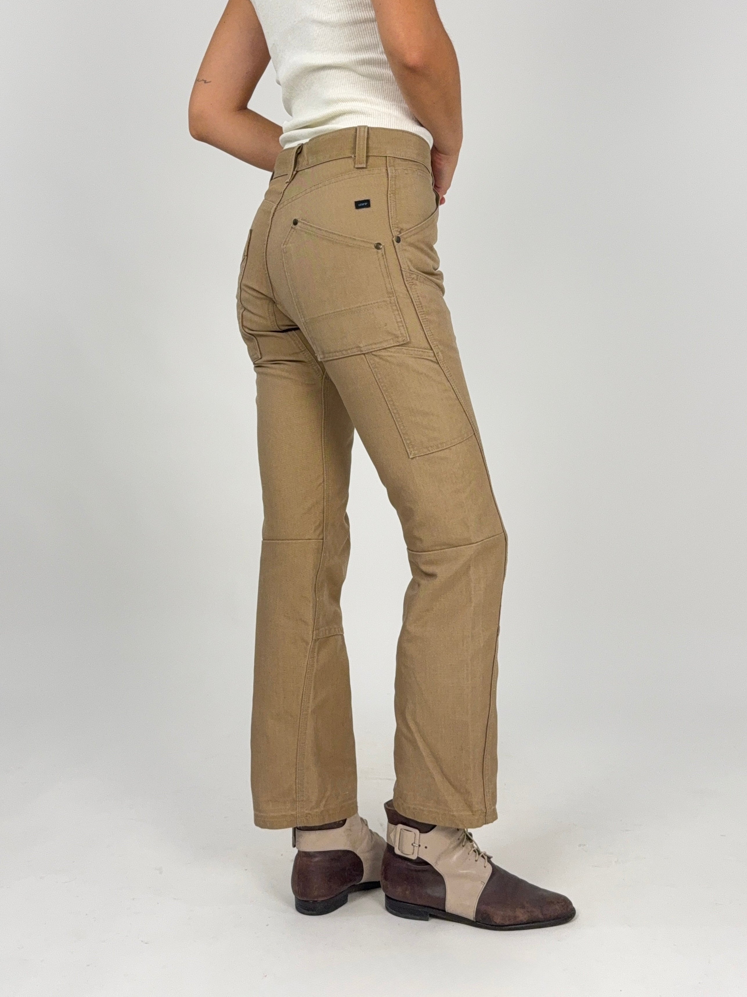 Levi's Double Knee Vintage Donna W28 L32 Canvas Tan - vista posteriore tre quarti con etichetta Levi's e dettaglio double knee