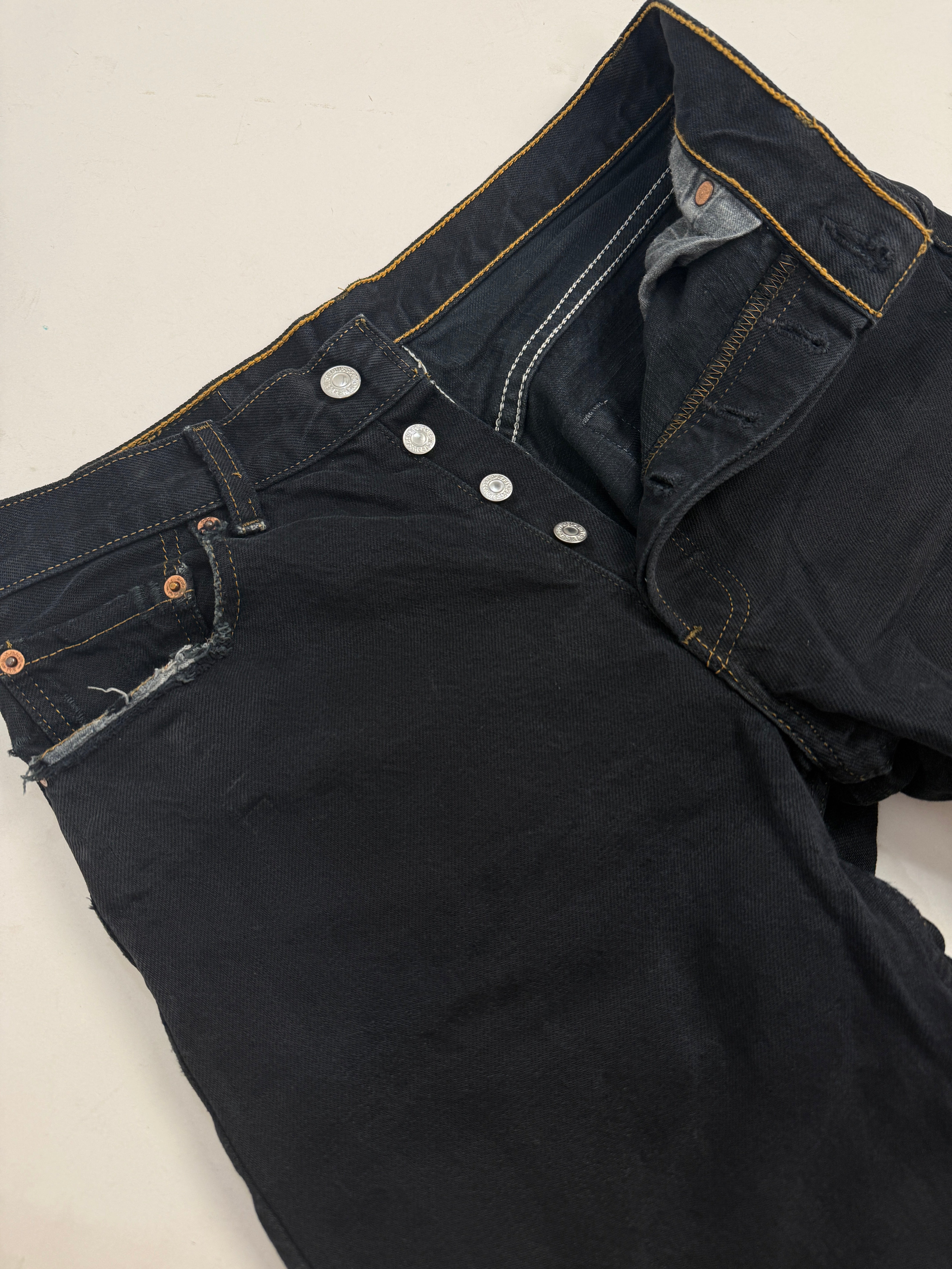 Levi's 501 Vintage Donna W30 Nero - dettaglio chiusura bottoni argento con impunture gialle a contrasto e rivetti in rame