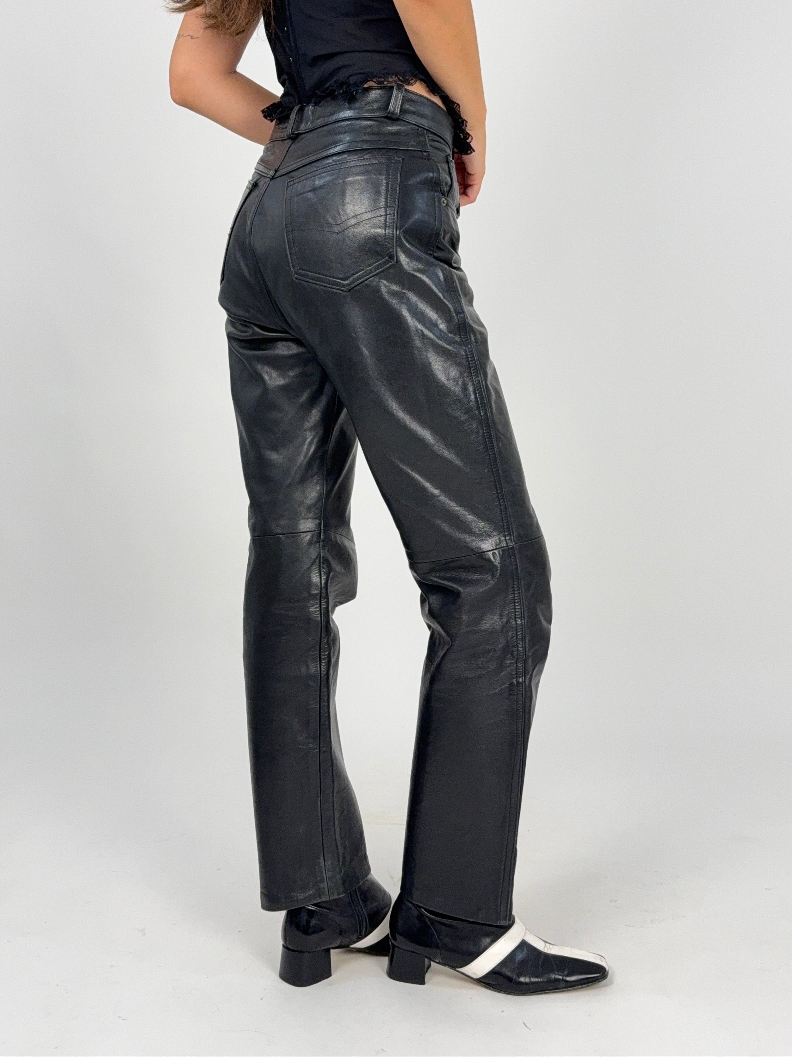 Pantaloni in Pelle Vera Vintage Arturo Paris Donna Neri - vista posteriore tre quarti con dettaglio tasche posteriori e cuciture multi-pannello