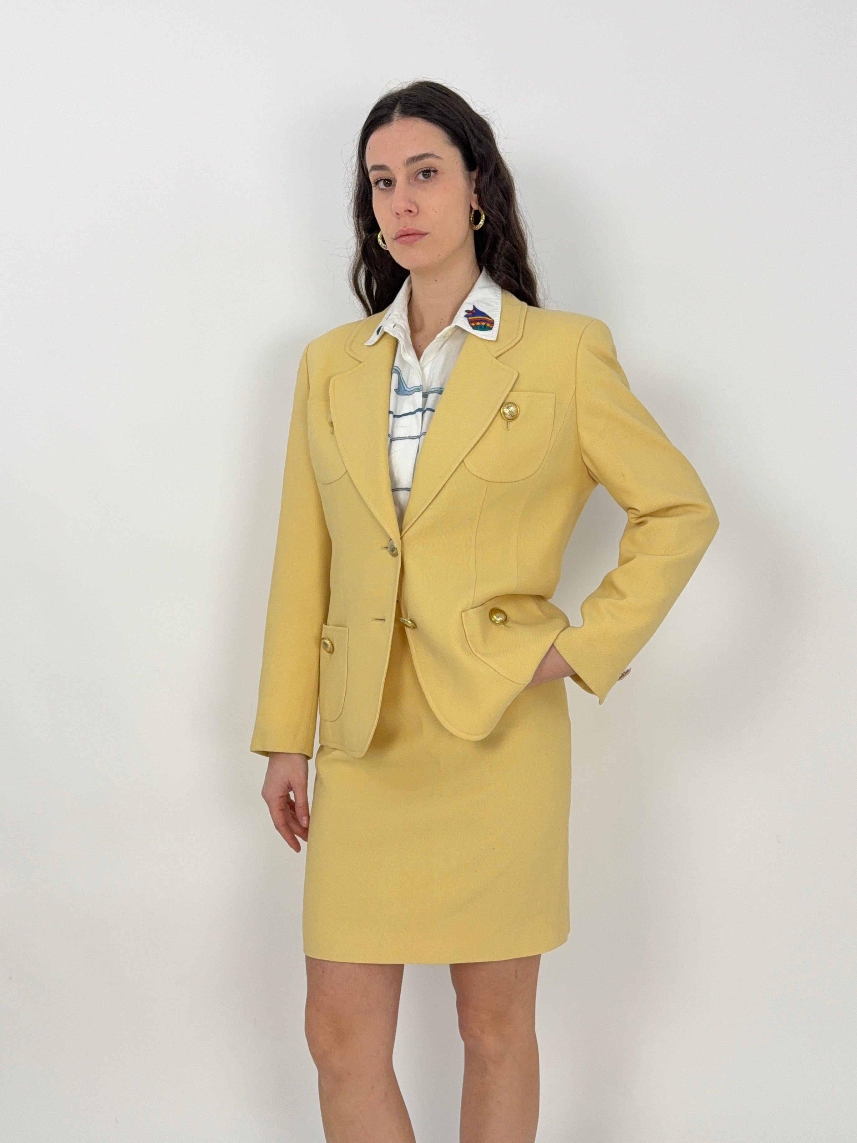 tailleur-giallo-pastello-anni-80-set-di-giacca-e-gonna-con-bottoni-gioiello-oro