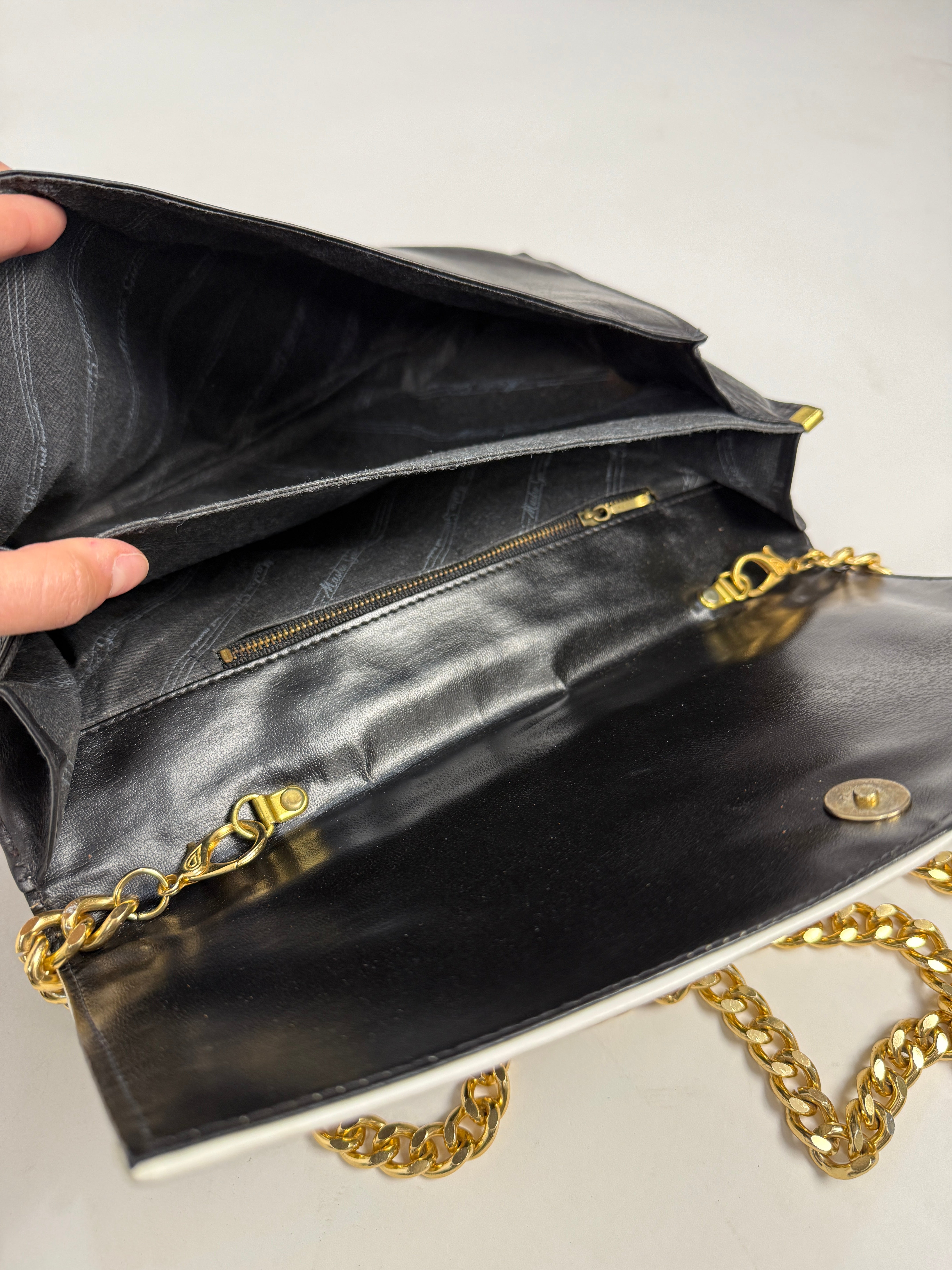 Borsa anni '80 in pelle nera con catena oro