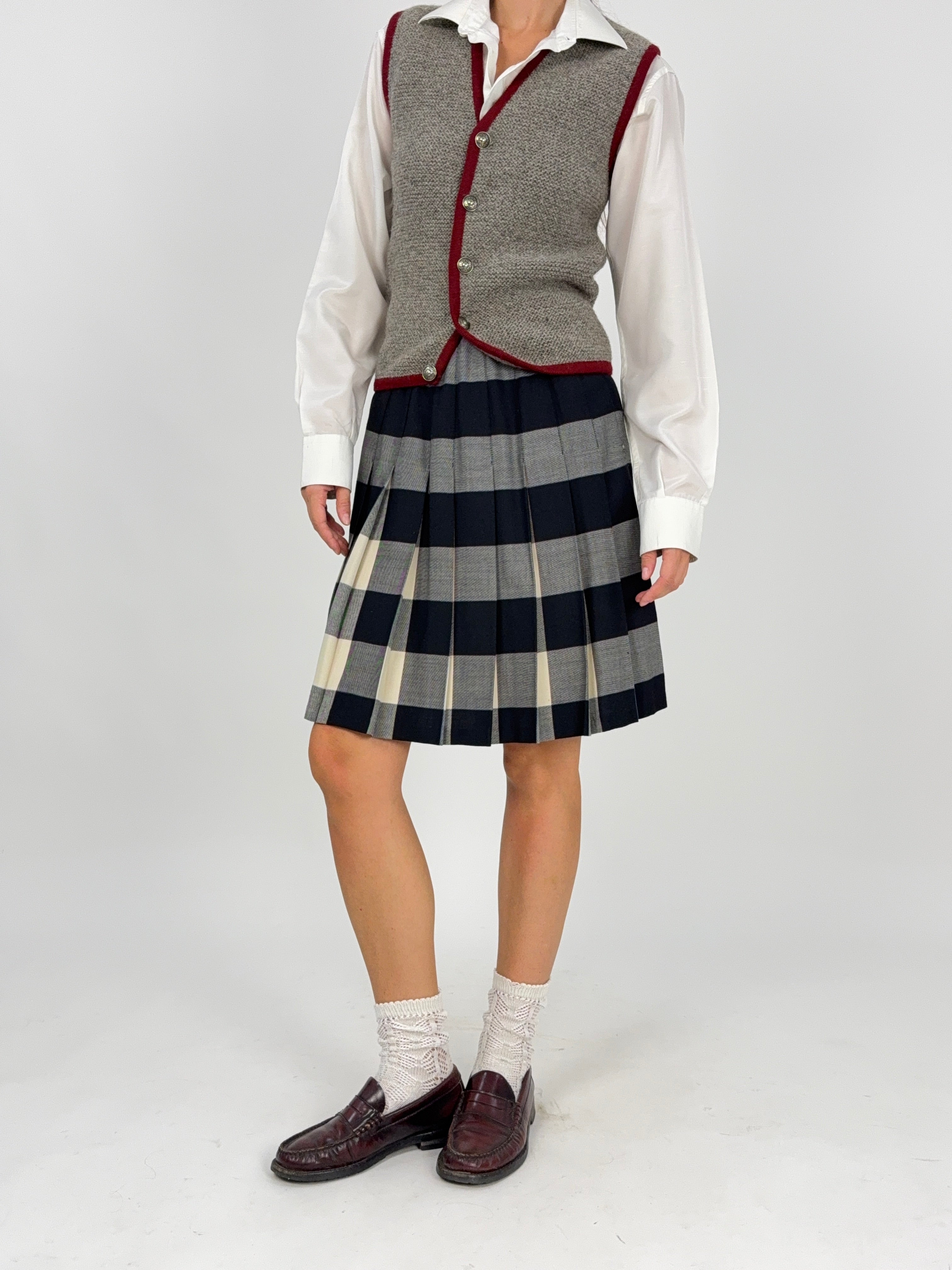 Gonna a Pieghe Vintage Donna College Righe Navy Grigio Panna - vista frontale tre quarti con dettaglio pieghe strutturate