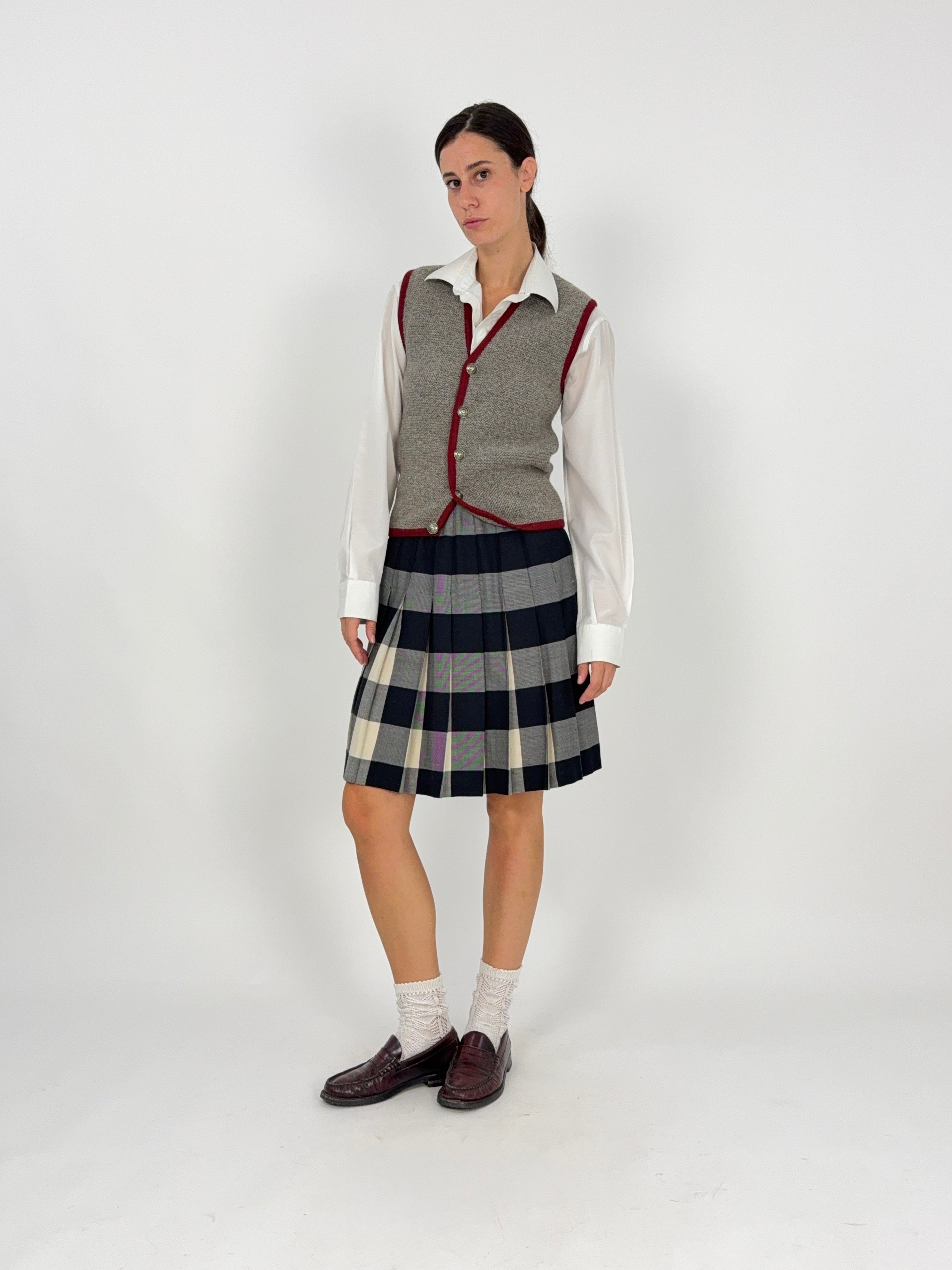 Gonna a Pieghe Vintage Donna College Righe Navy Grigio Panna - vista frontale intera indossata con gilet grigio bordeaux e camicia bianca