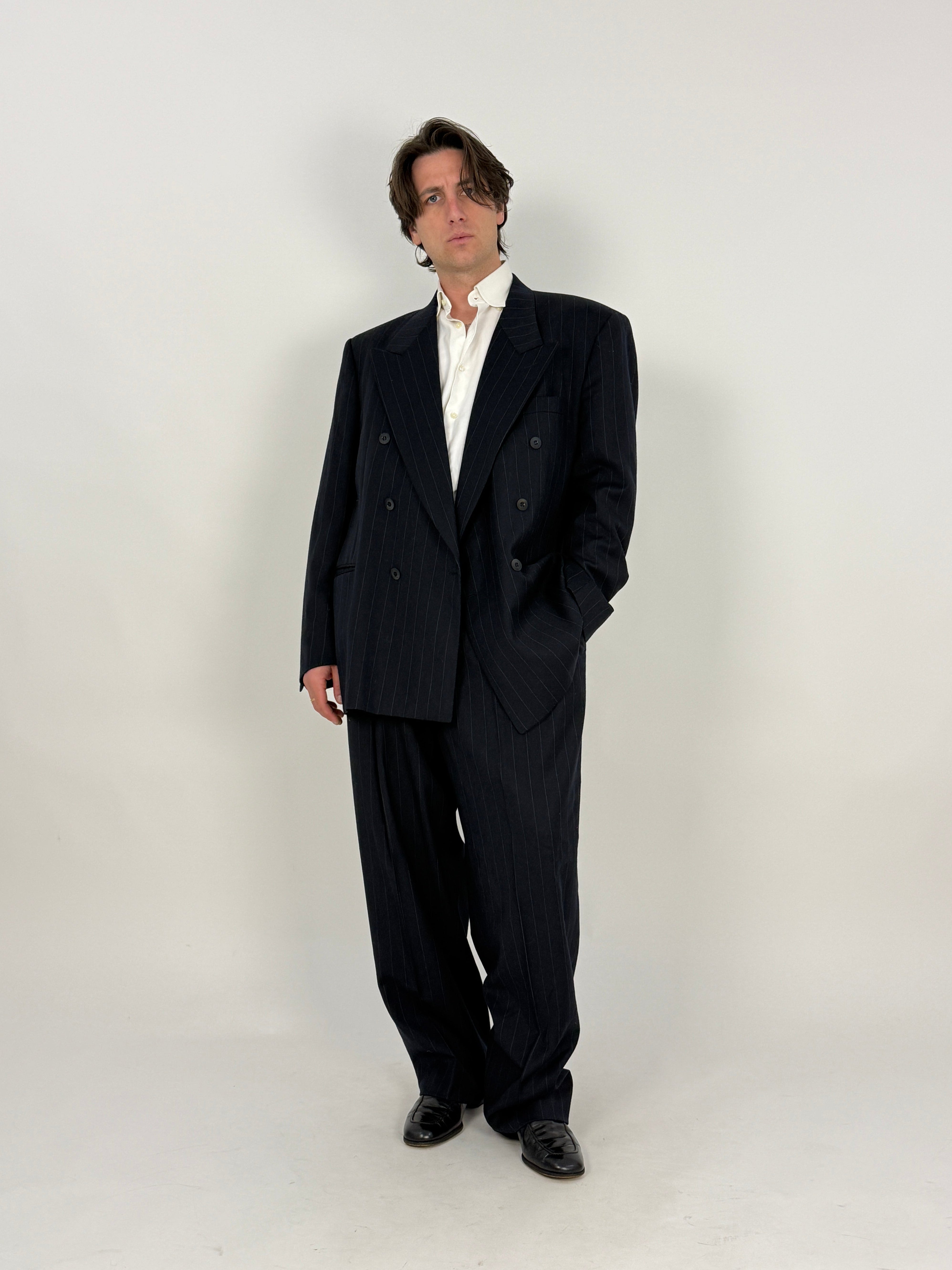 completo-gessato-da-uomo-in-lana-blu-notte-giacca-doppiopetto-e-pantalone-con-pinces