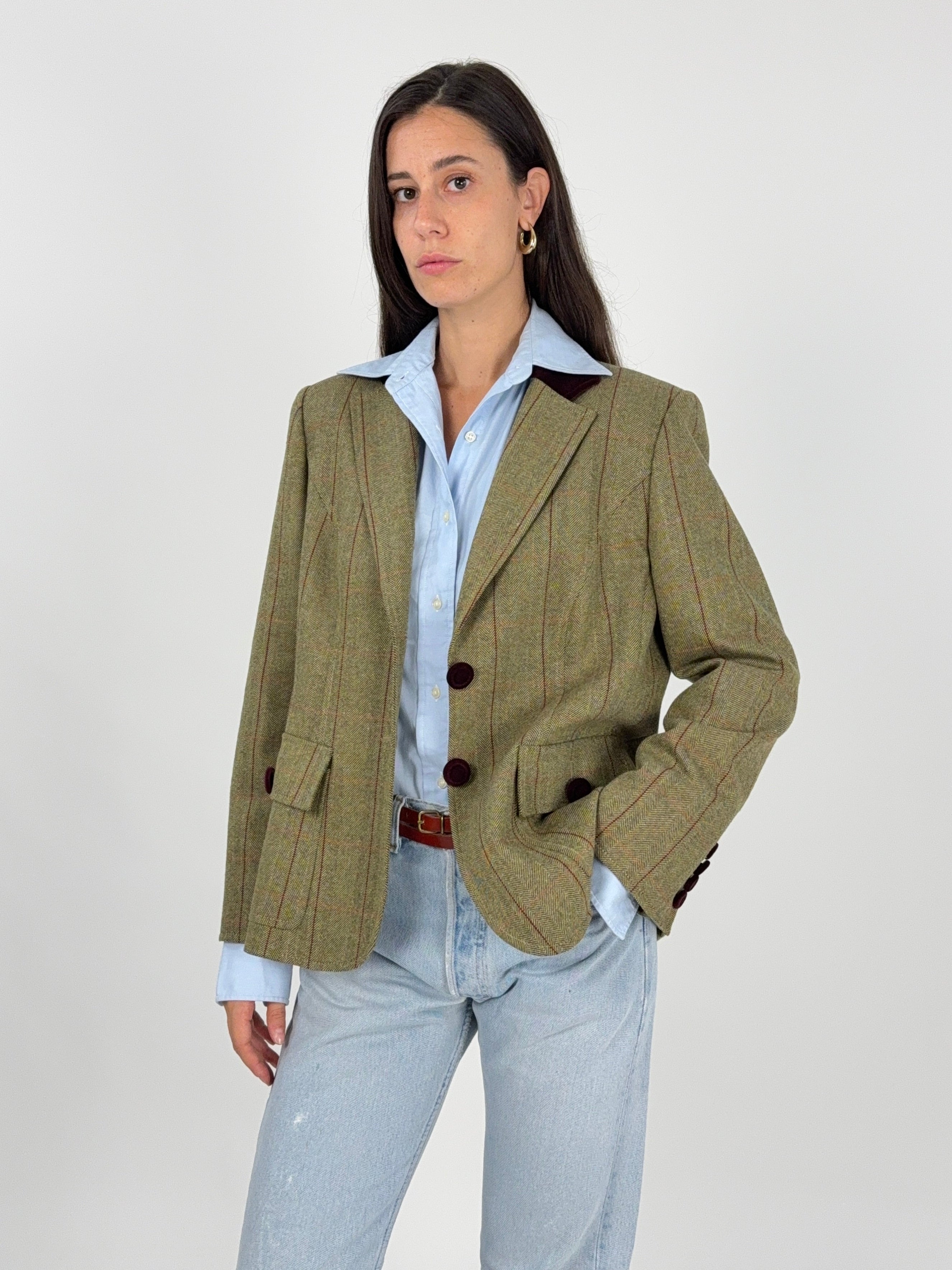 Giacca Vintage Paola Antonini Lana Spigata Verde Colletto Velluto Bordeaux - vista frontale intera indossata con camicia azzurra e jeans