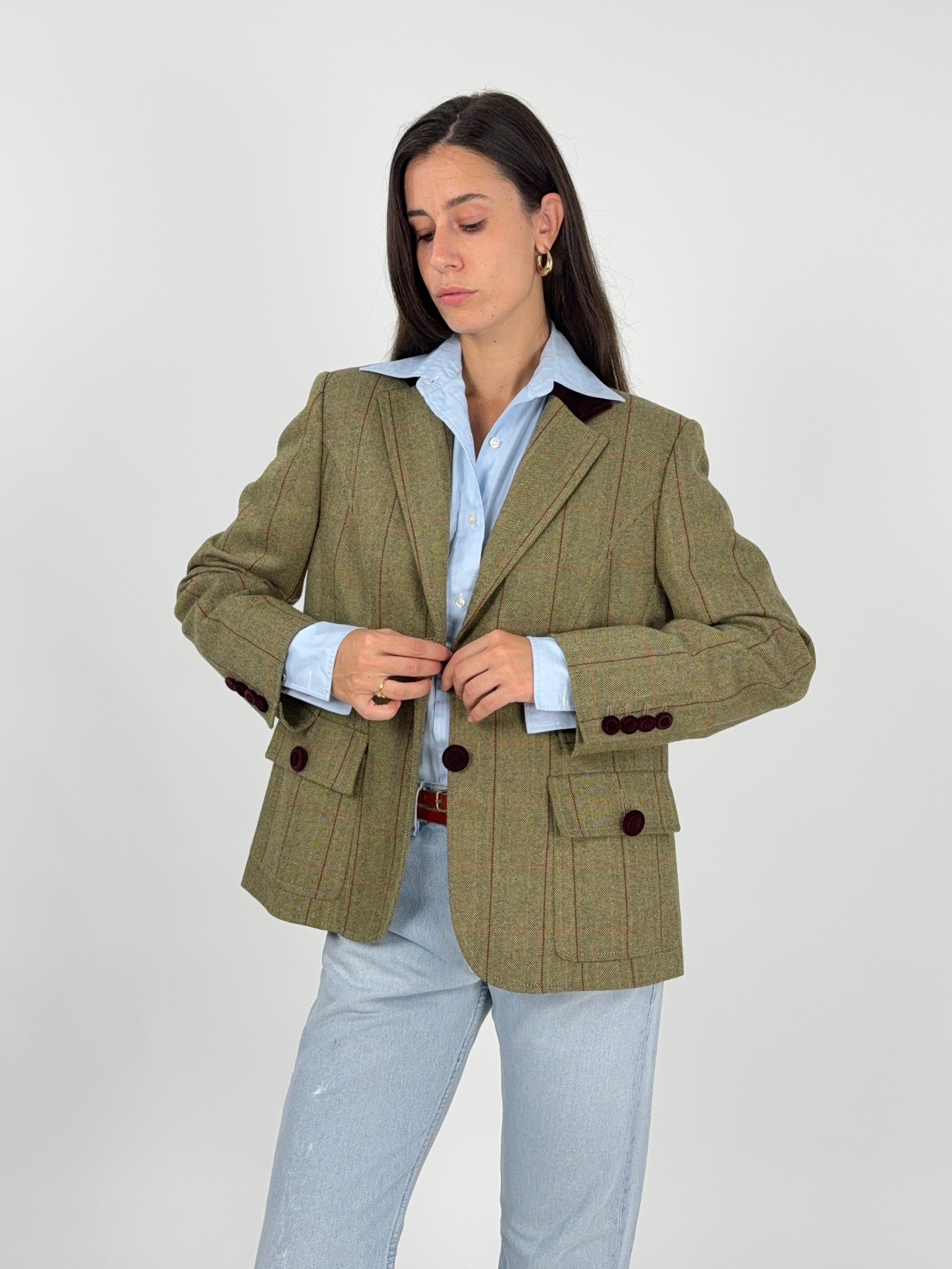 Giacca Vintage Paola Antonini Lana Spigata Verde - vista frontale tre quarti con dettaglio bottoni velluto bordeaux e tasche patch