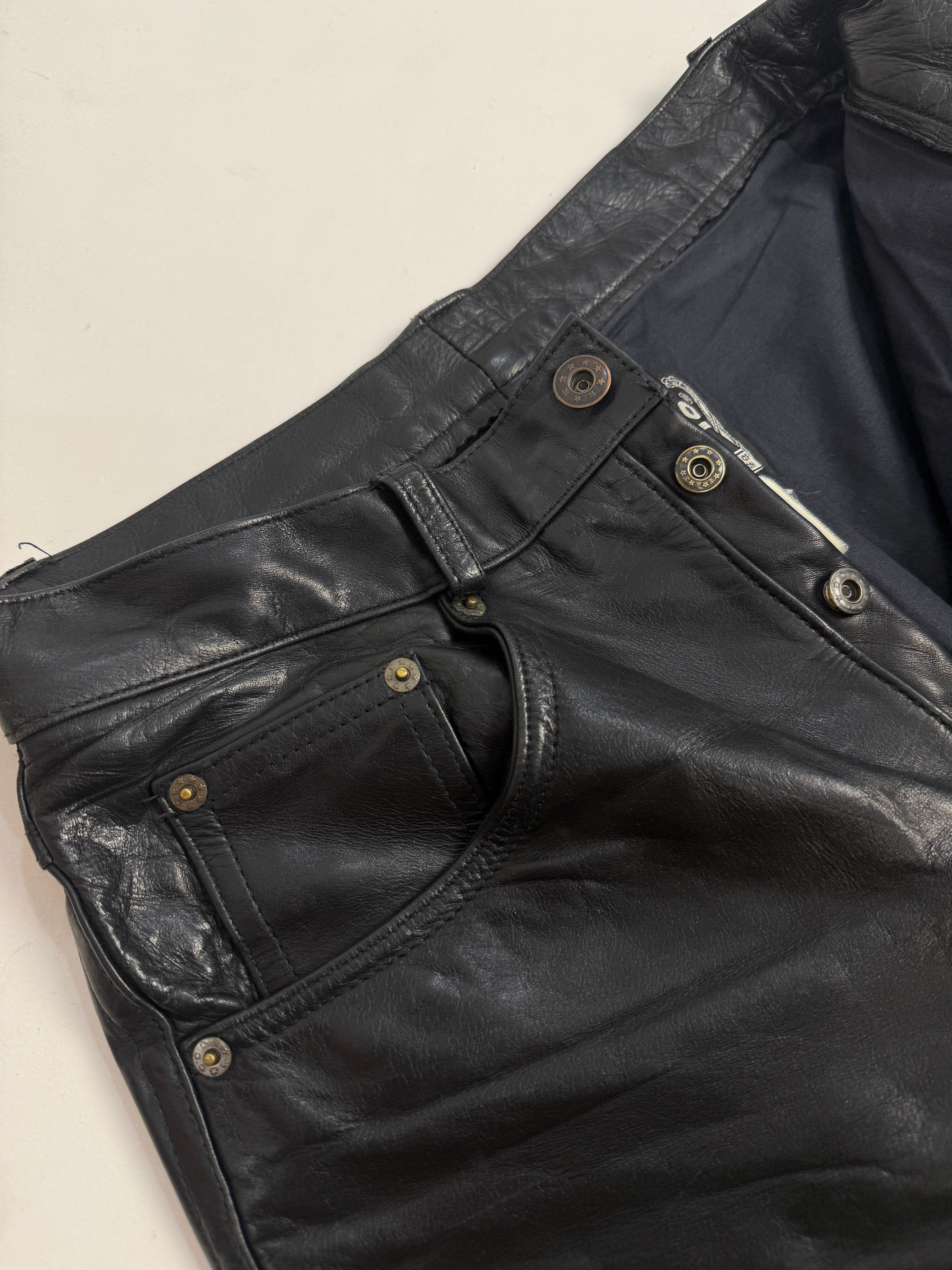 Pantaloni in Pelle Vera Vintage Arturo Paris Donna Neri - dettaglio chiusura con bottoni a pressione in metallo brunito e zip