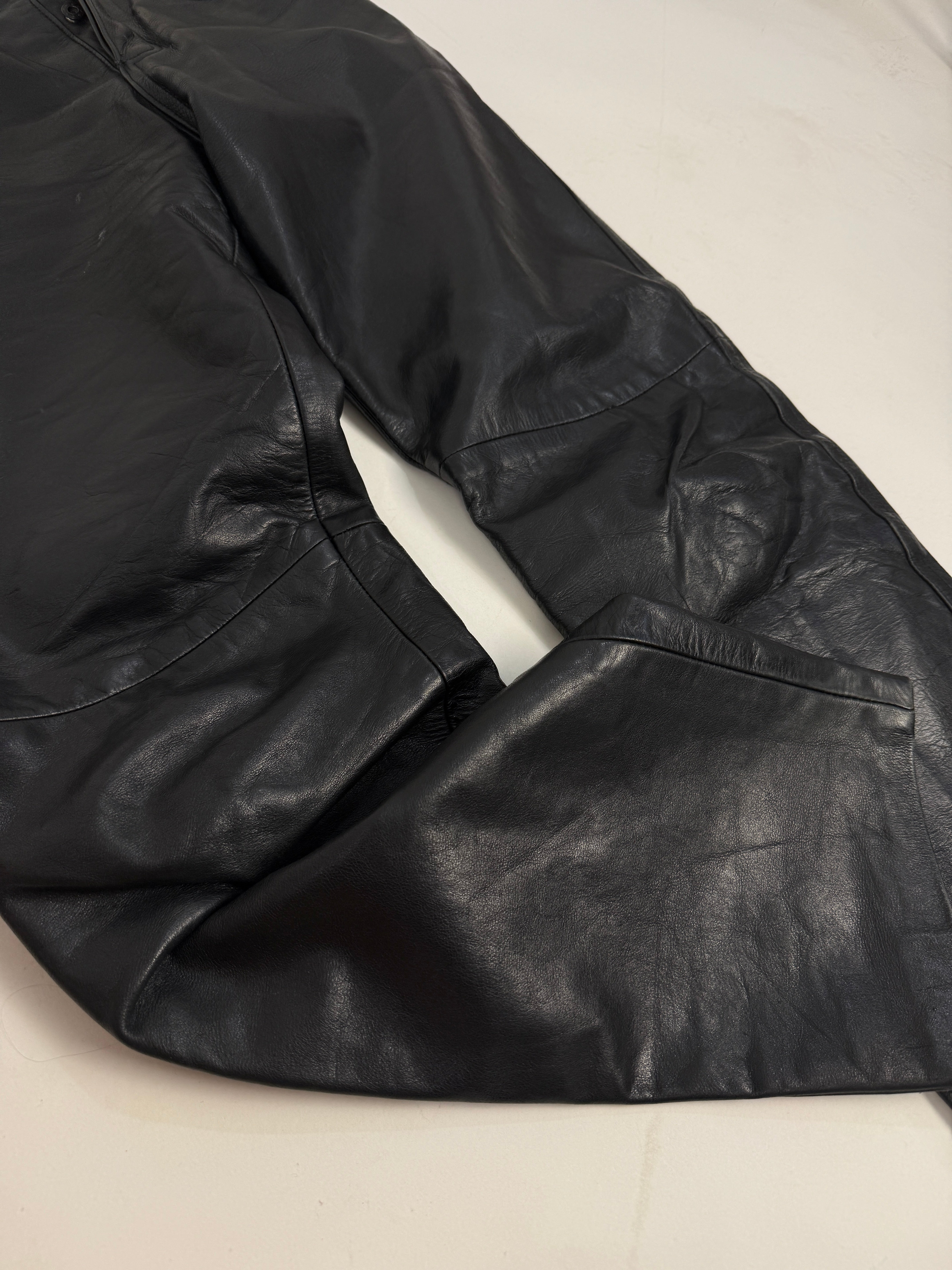 Pantaloni in Pelle Vera Vintage Arturo Paris Donna Neri - dettaglio fondo gamba con leggero svasato e cuciture orizzontali al ginocchio