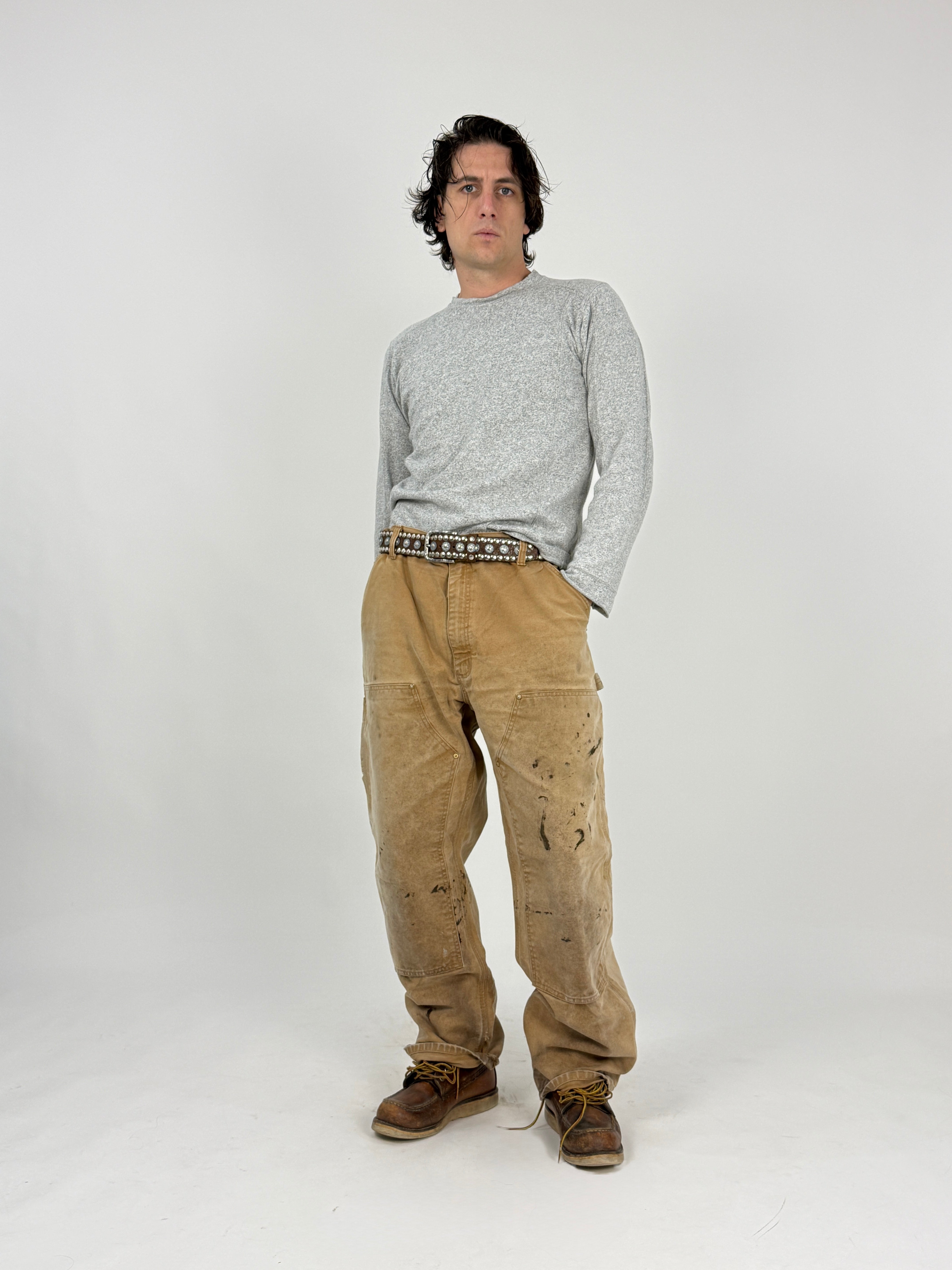 Carhartt B01 Double Knee Work Pant Vintage Brown - vista frontale full body indossato con long sleeve grigio e cintura borchiata