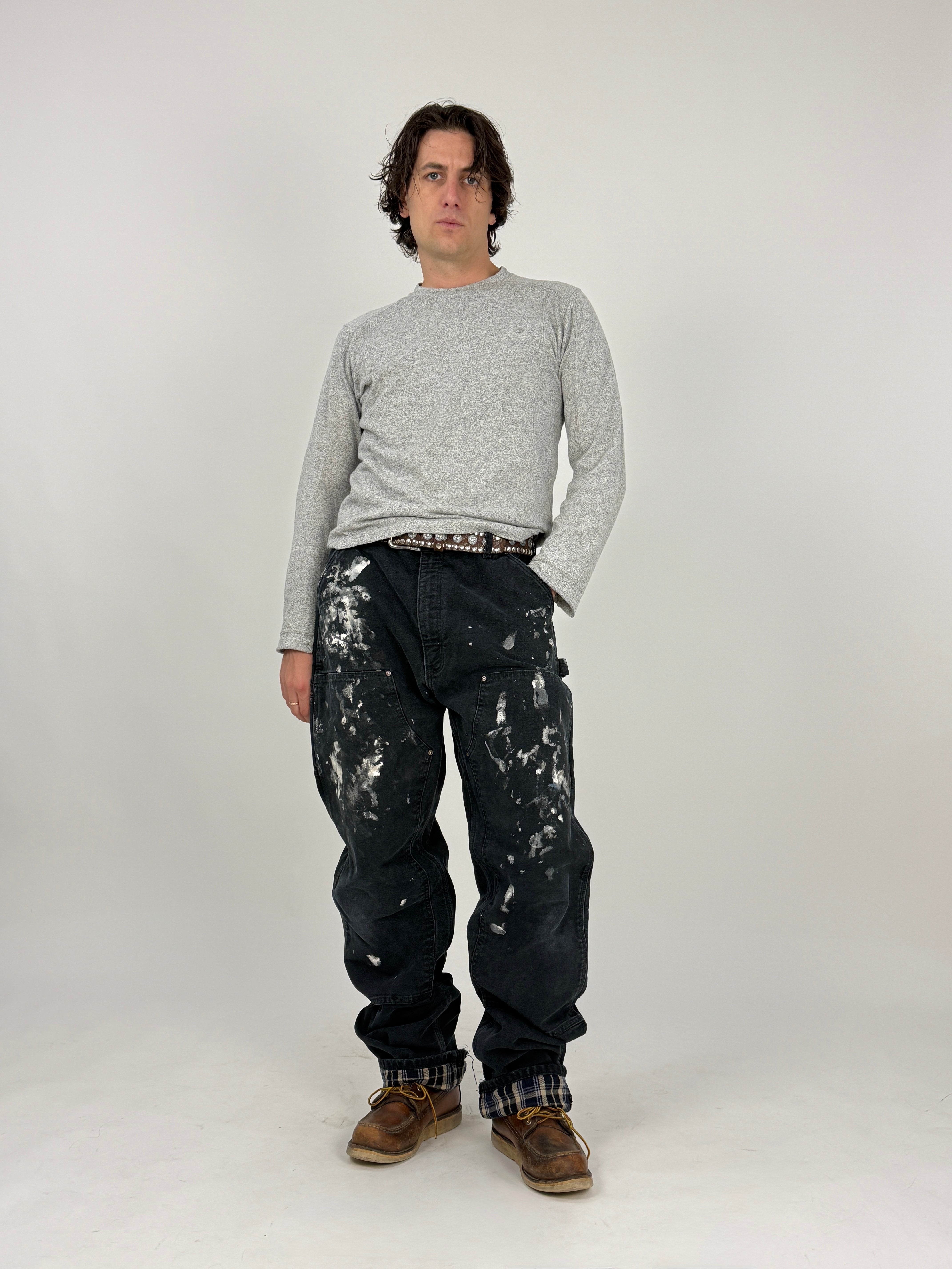 Carhartt Double Knee Flannel-Lined Vintage Nero - vista frontale full body indossato con long sleeve grigio paisley e Red Wing boots, paint splatter bianco visibile