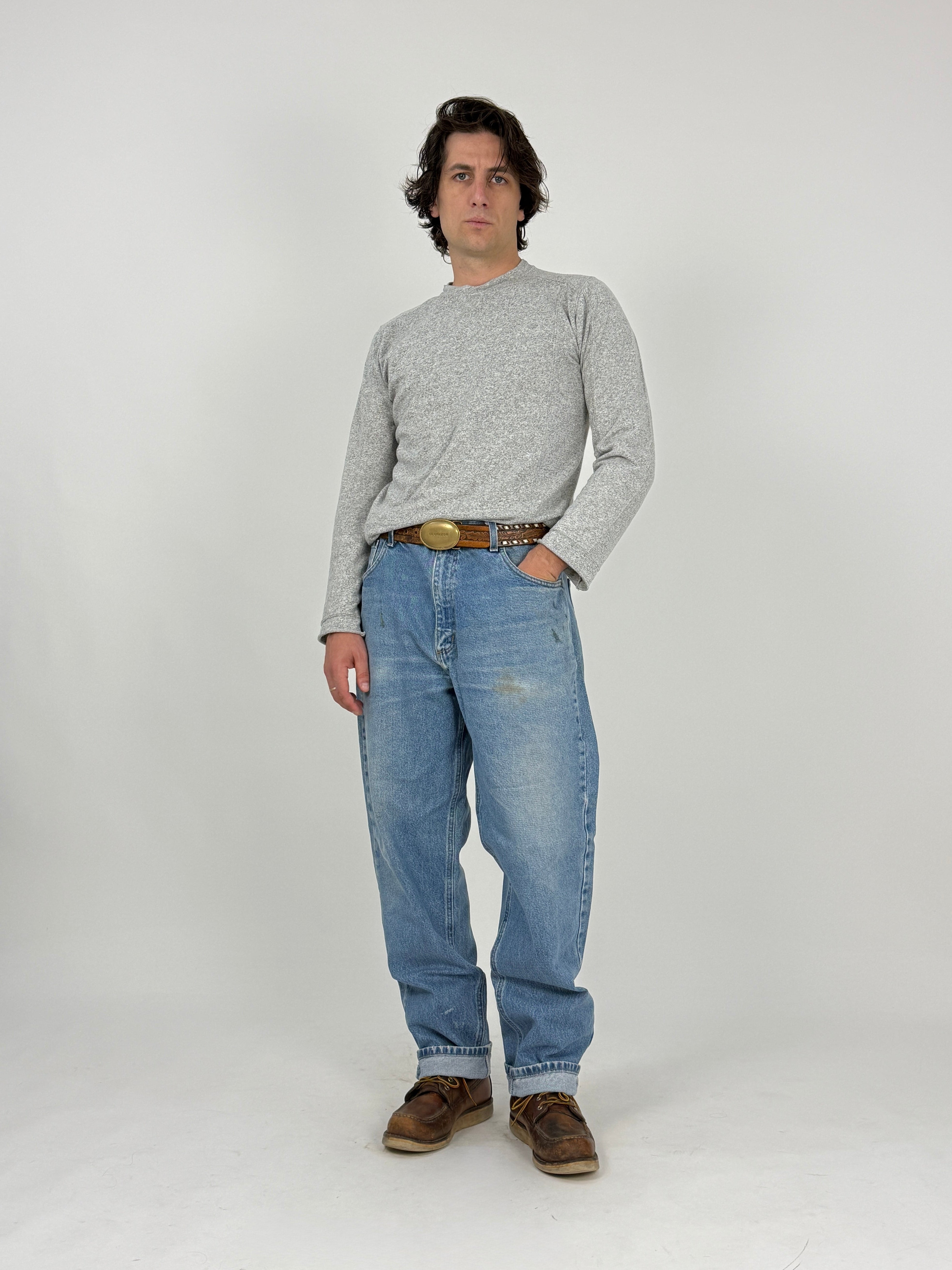 Jeans Carhartt B17 DST Relaxed Fit Vintage - vista frontale full body indossato con long sleeve grigio paisley e Red Wing boots