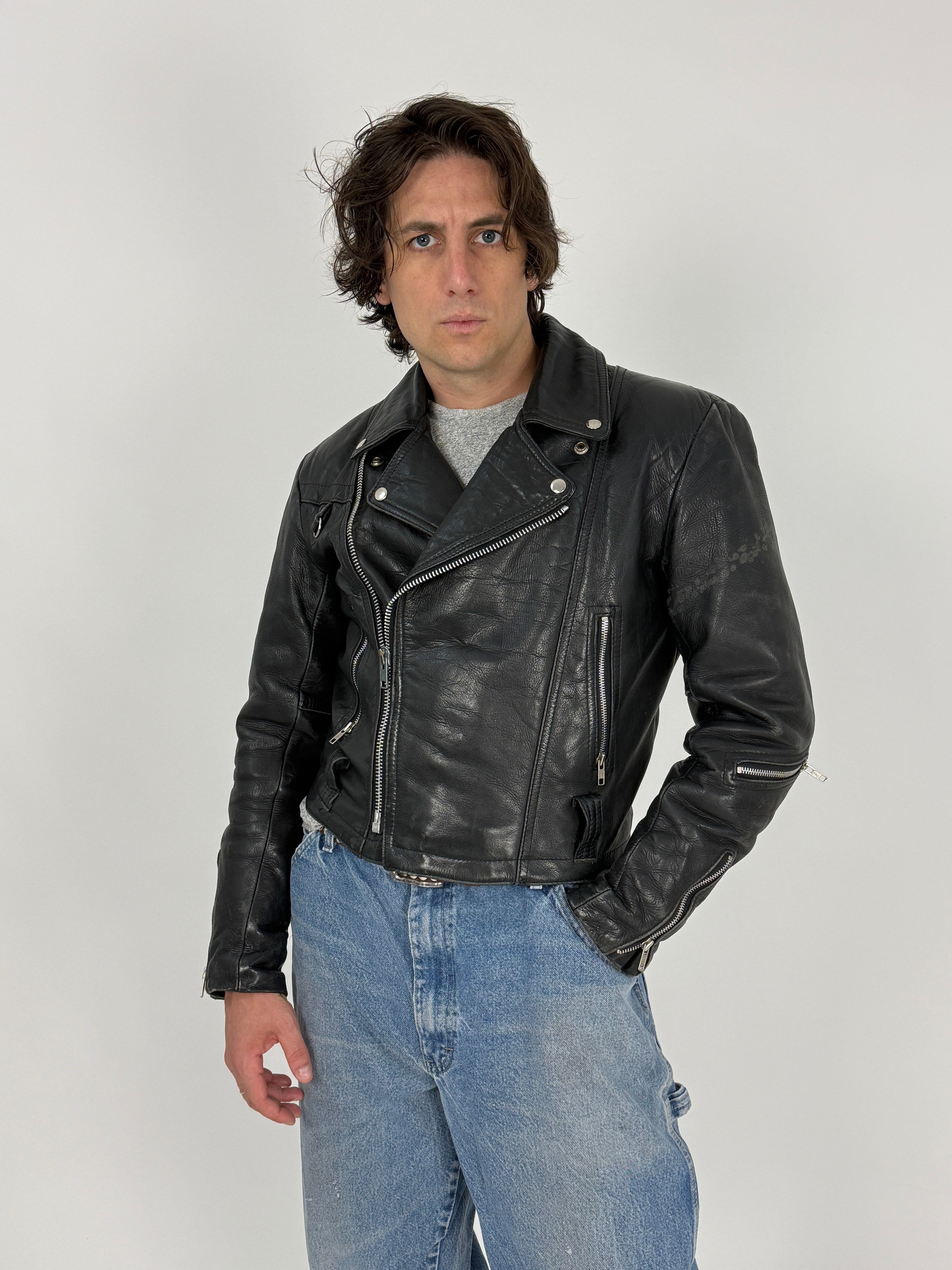 Chiodo Pelle Vintage New Waft Biker Nero - vista posteriore con carrè a punta stile western indossato