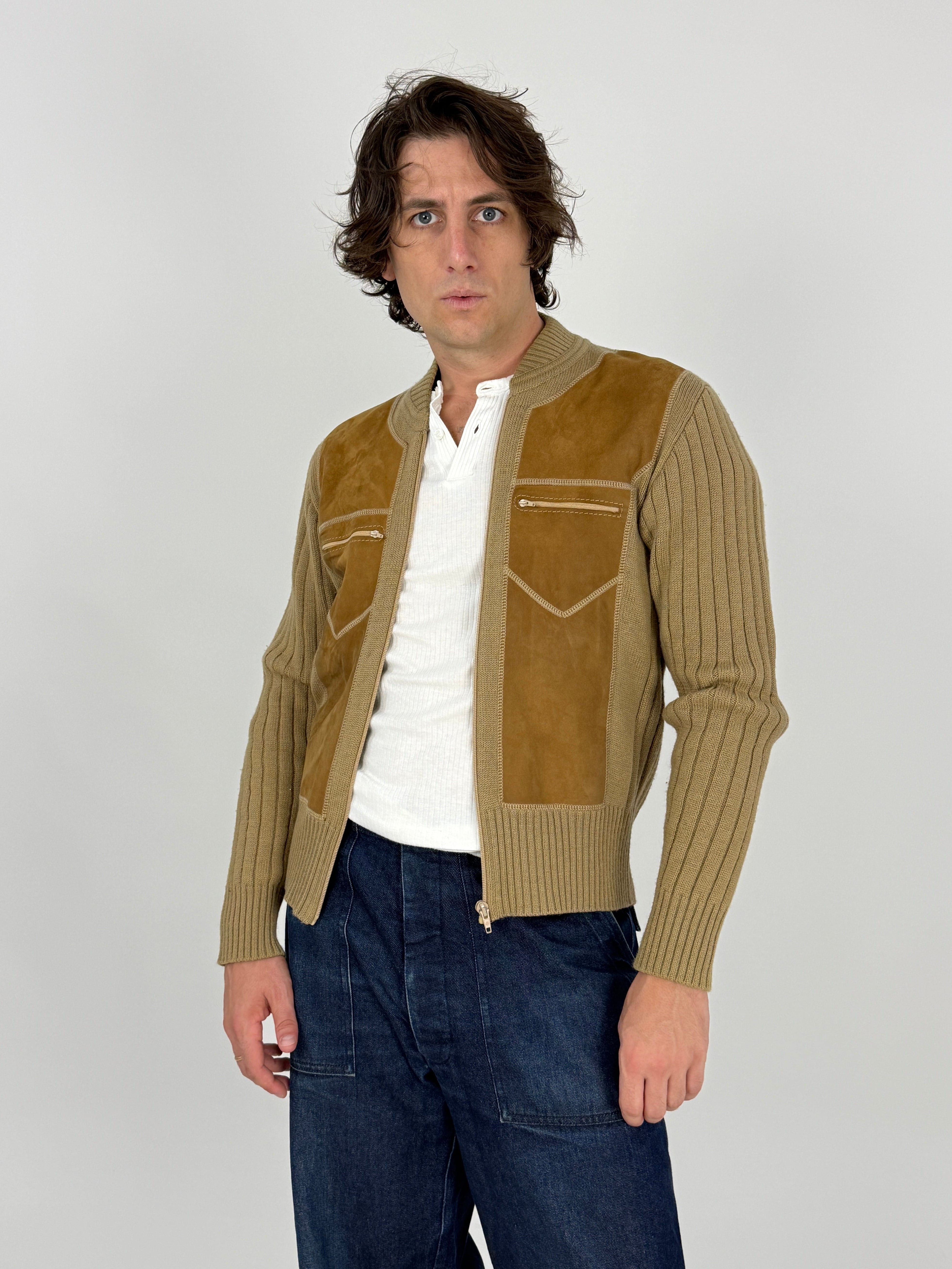 Cardigan Ranger Vintage Anni '70 Lana e Camoscio Color Cammello - vista frontale aperto indossato con t-shirt bianca e jeans cargo blu