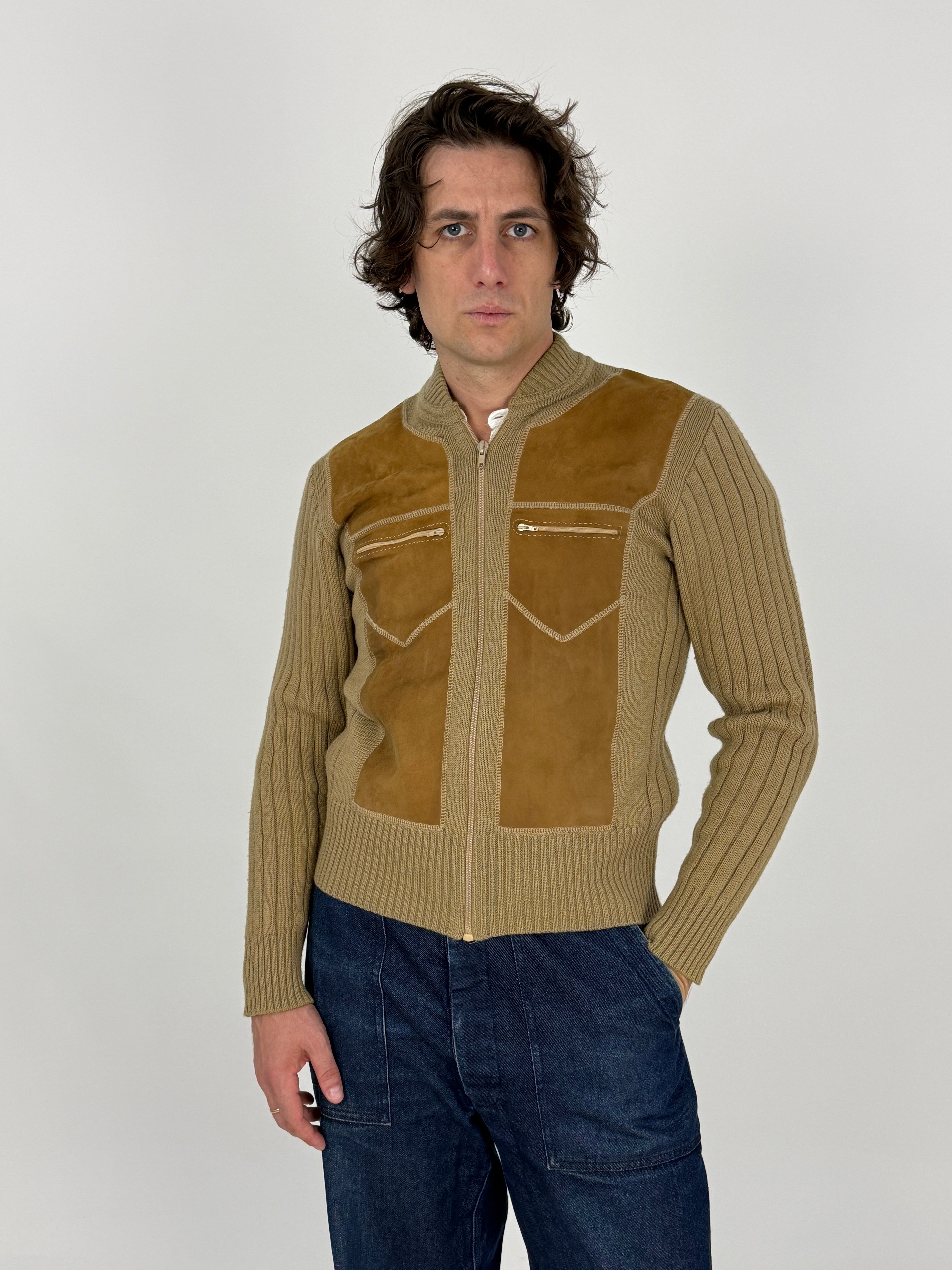 Cardigan Ranger Vintage Anni '70 Lana e Camoscio Color Cammello - vista frontale chiuso indossato con jeans cargo blu