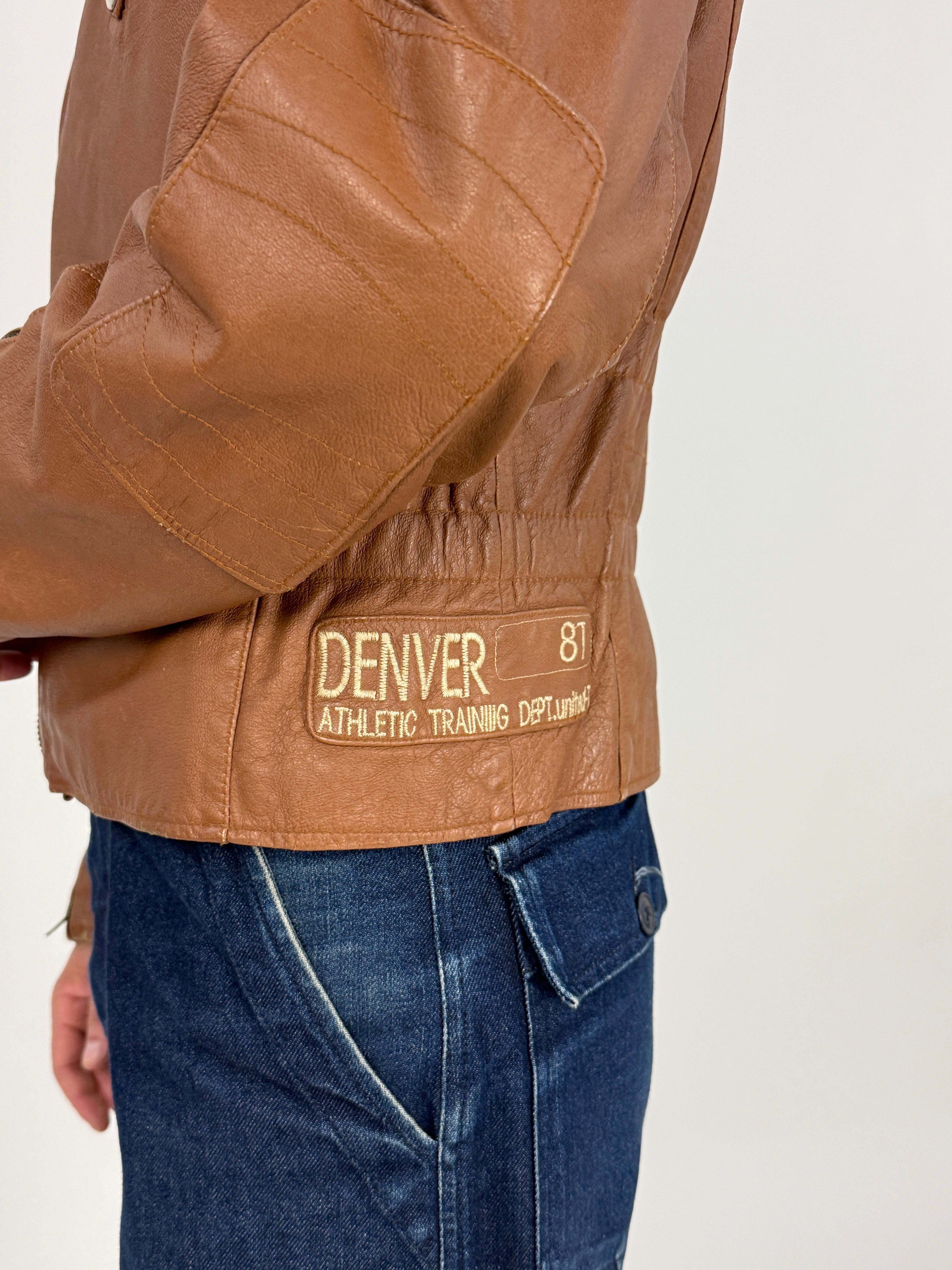 Giubbotto Pelle Vintage Giakò Cafe Racer Cognac - dettaglio tasche oblique con zip, bottoni a pressione dorati e dettagli imbottiti spalla