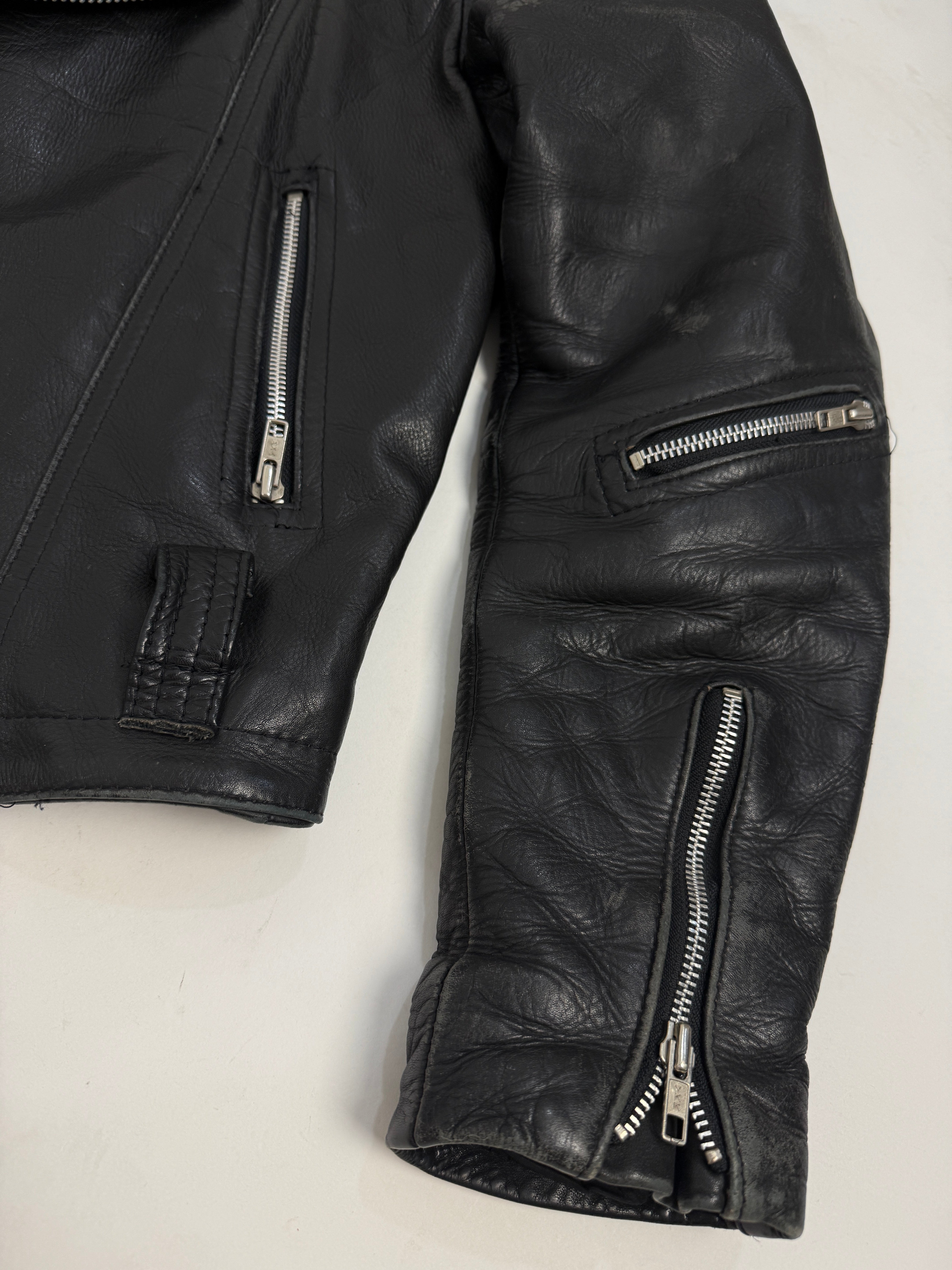 Chiodo Pelle Vintage New Waft Biker Nero - dettaglio usura naturale sulla spalla sinistra e patina pelle