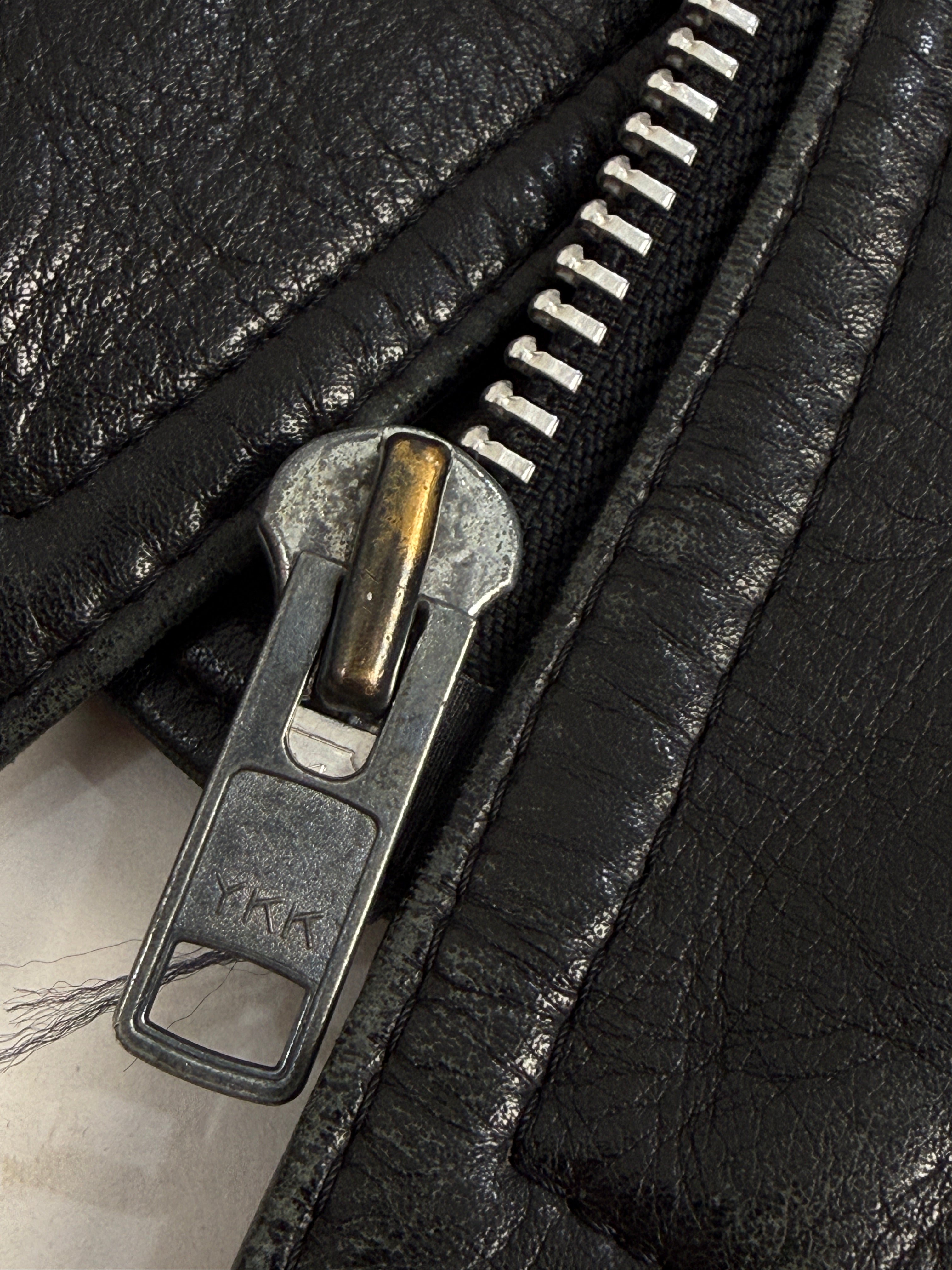 Chiodo Pelle Vintage New Waft Biker Nero - dettaglio tasche a zip sul petto e zip decorativa fianco sinistro