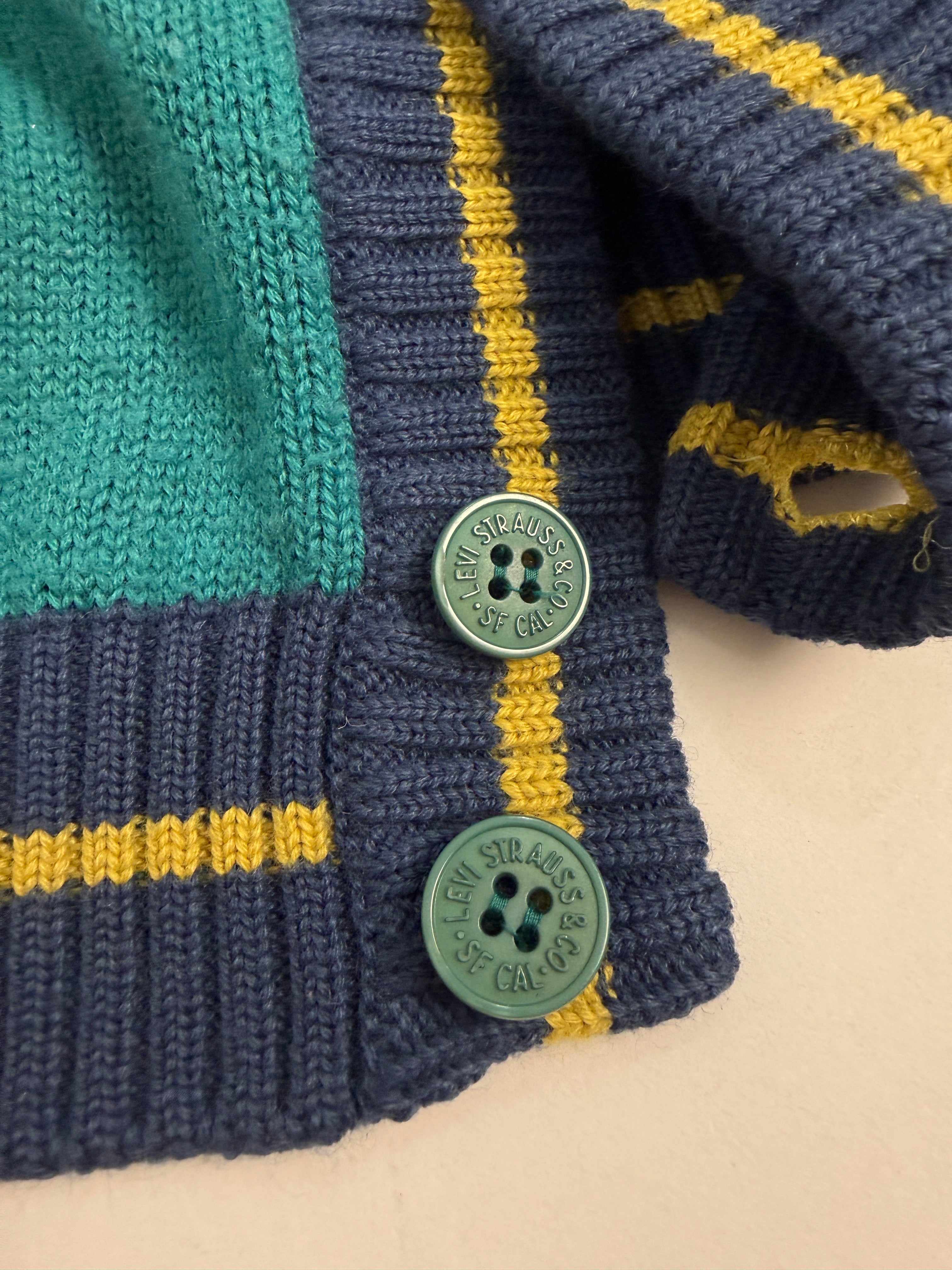 Cardigan Vintage Levi's Varsity Letterman - dettaglio ravvicinato bottoni in resina verde con incisione Levi Strauss & Co. SF Cal. e bordatura navy/giallo
