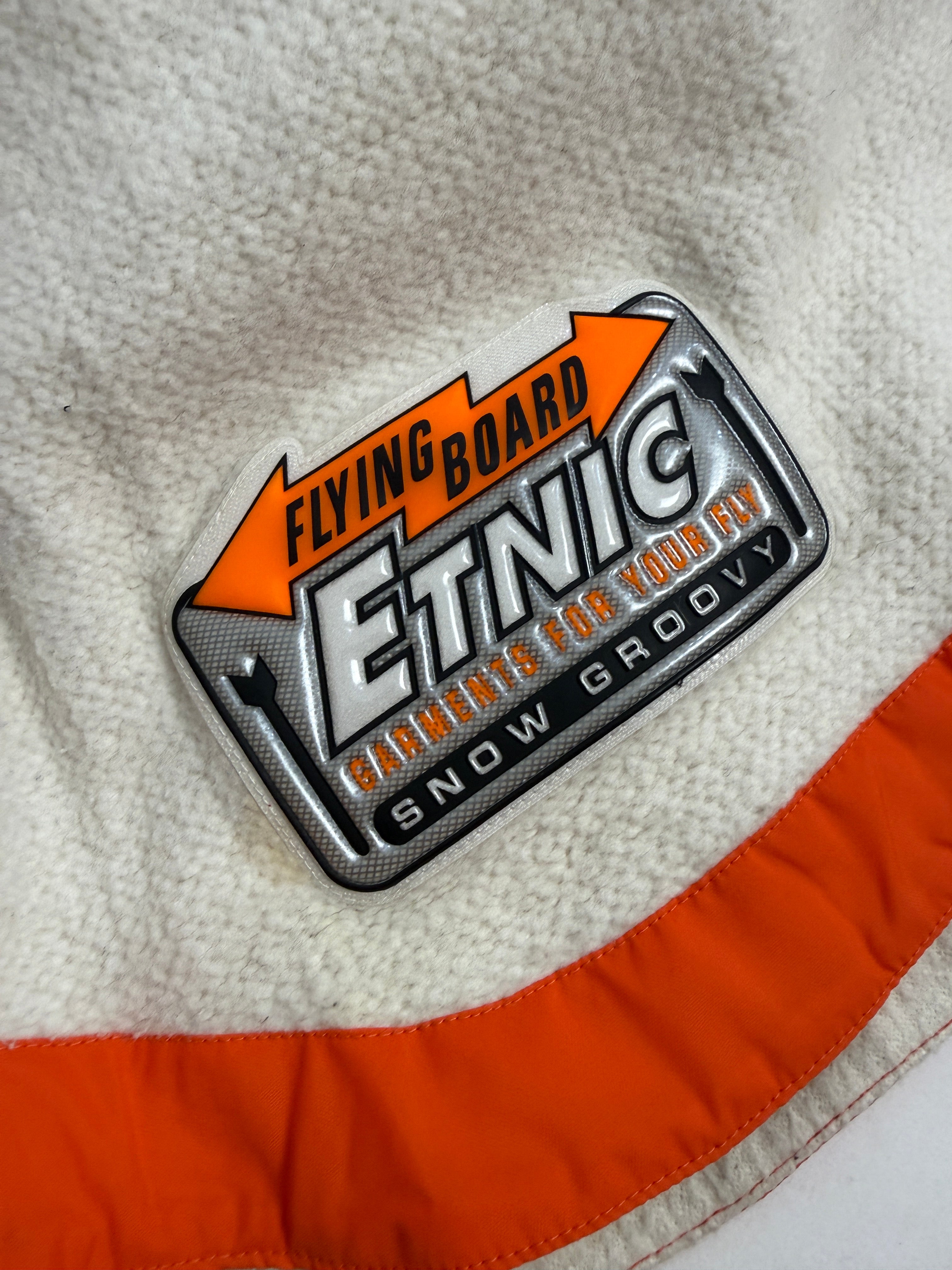 Pile Vintage Etnic Snow Ride Anni 90 Heavy Fleece - dettaglio mezza zip frontale arancione, taschino nylon arancione con logo Etnic e rinforzo spalla nero trapuntato