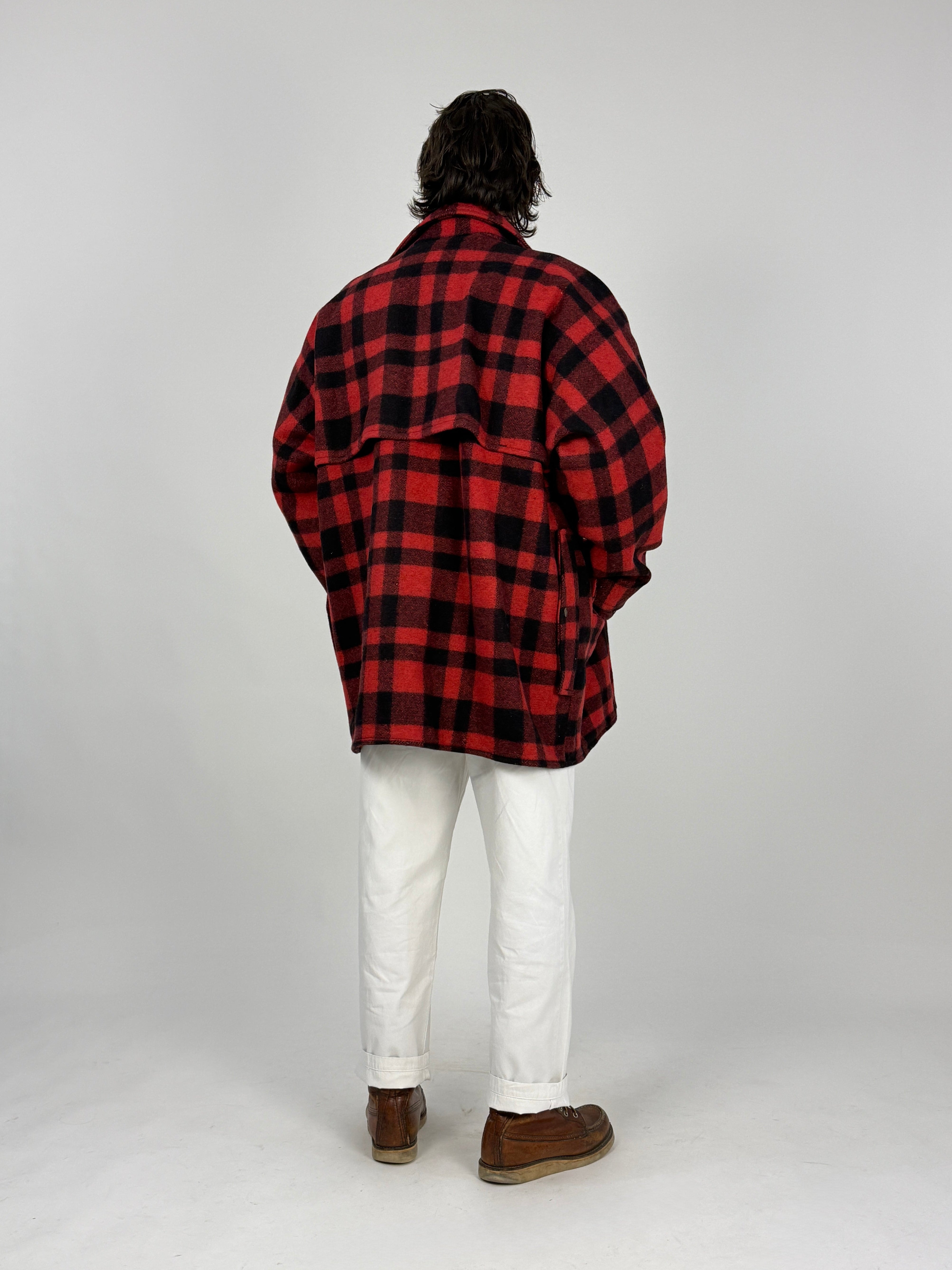 Giacca Lana Vintage Pioneer Sportswear Mackinaw Buffalo Check - vista frontale indossata chiusa con colletto alto strutturato e bottoni Pioneer Brand