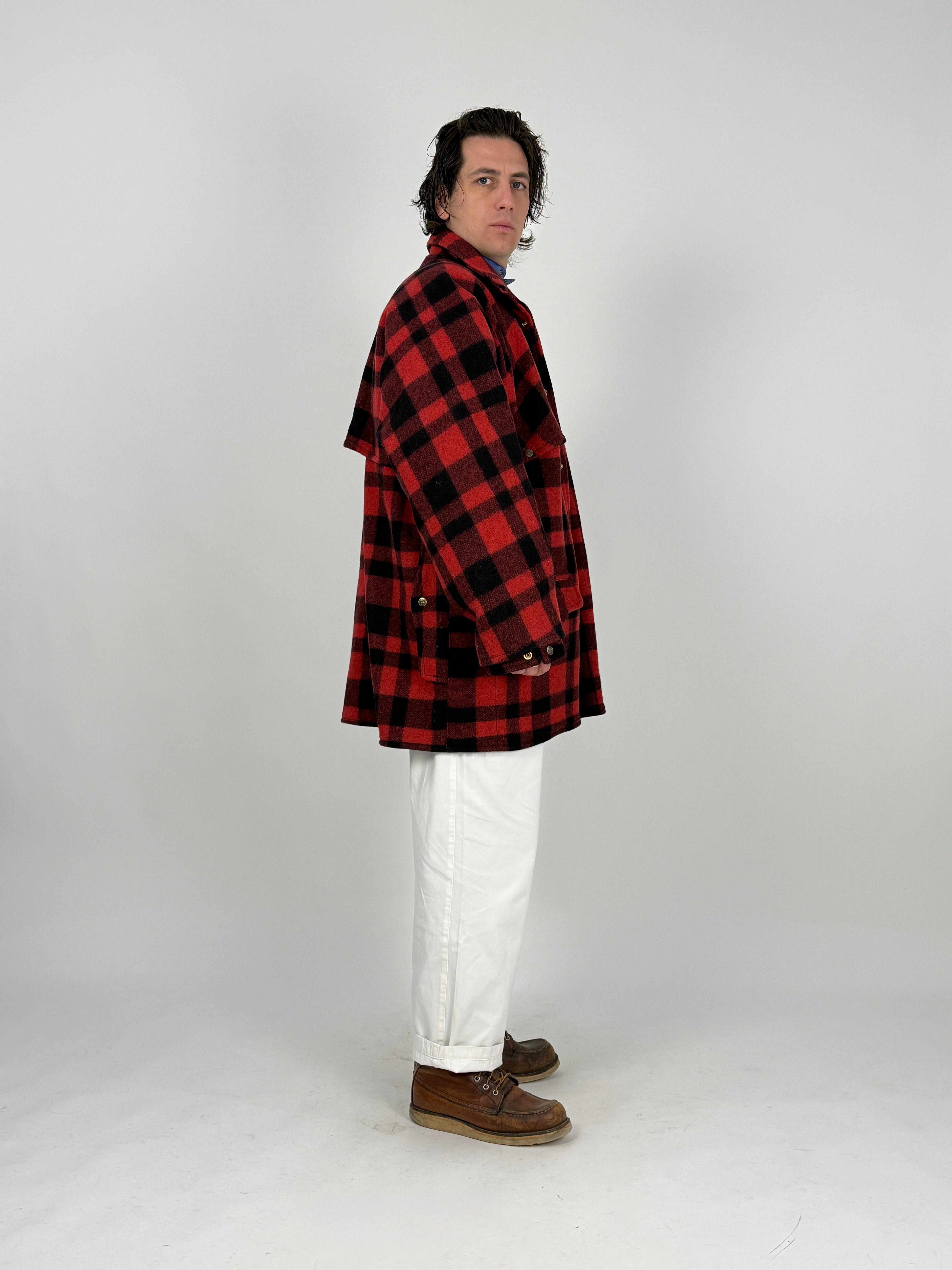 Giacca Lana Vintage Pioneer Sportswear Mackinaw Buffalo Check - vista frontale aperta indossata con cable knit panna e jeans bianchi