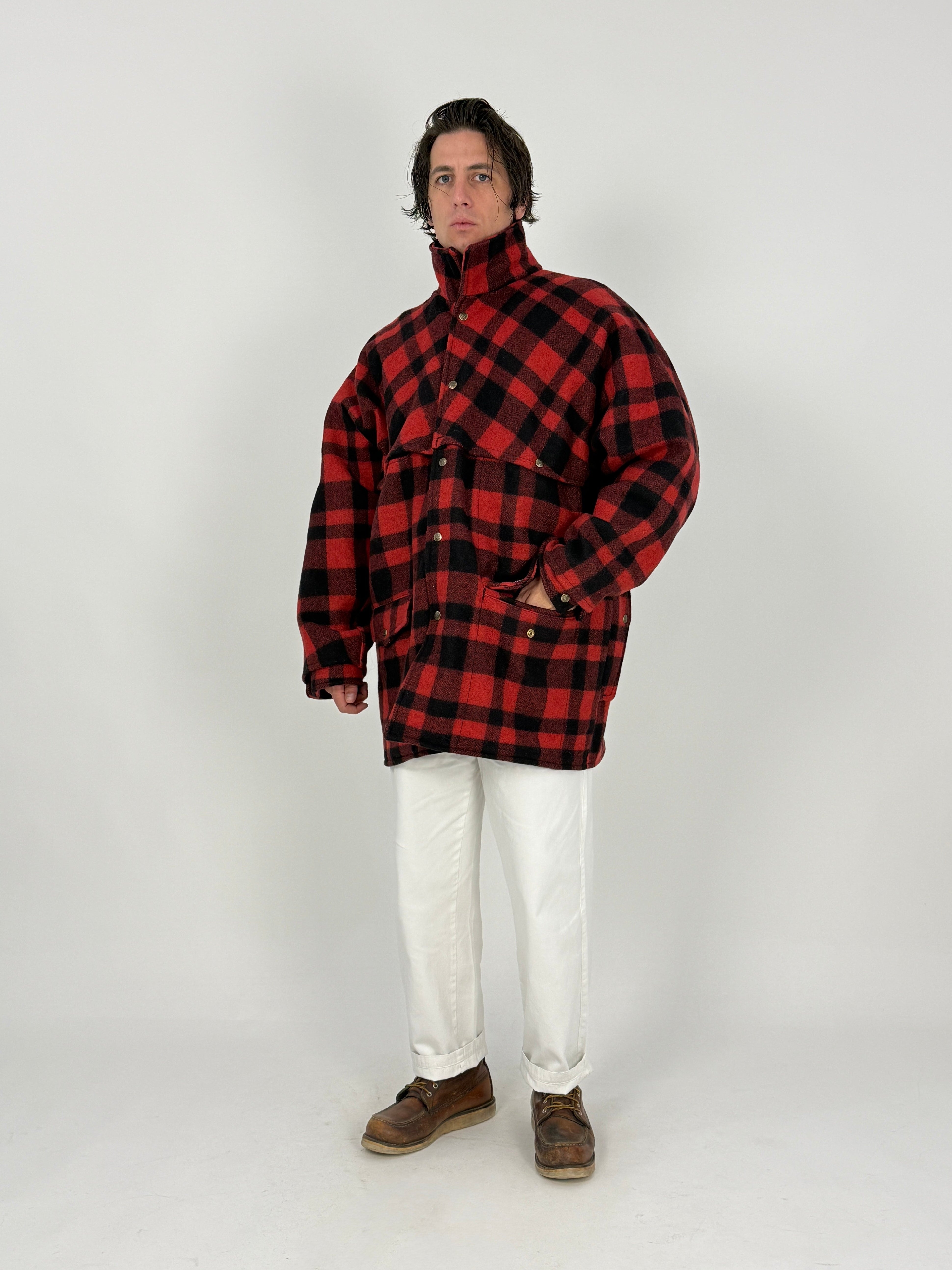 Giacca Lana Vintage Pioneer Sportswear Mackinaw Buffalo Check - vista posteriore indossata con sprone rinforzato doppio strato e tascone da caccia