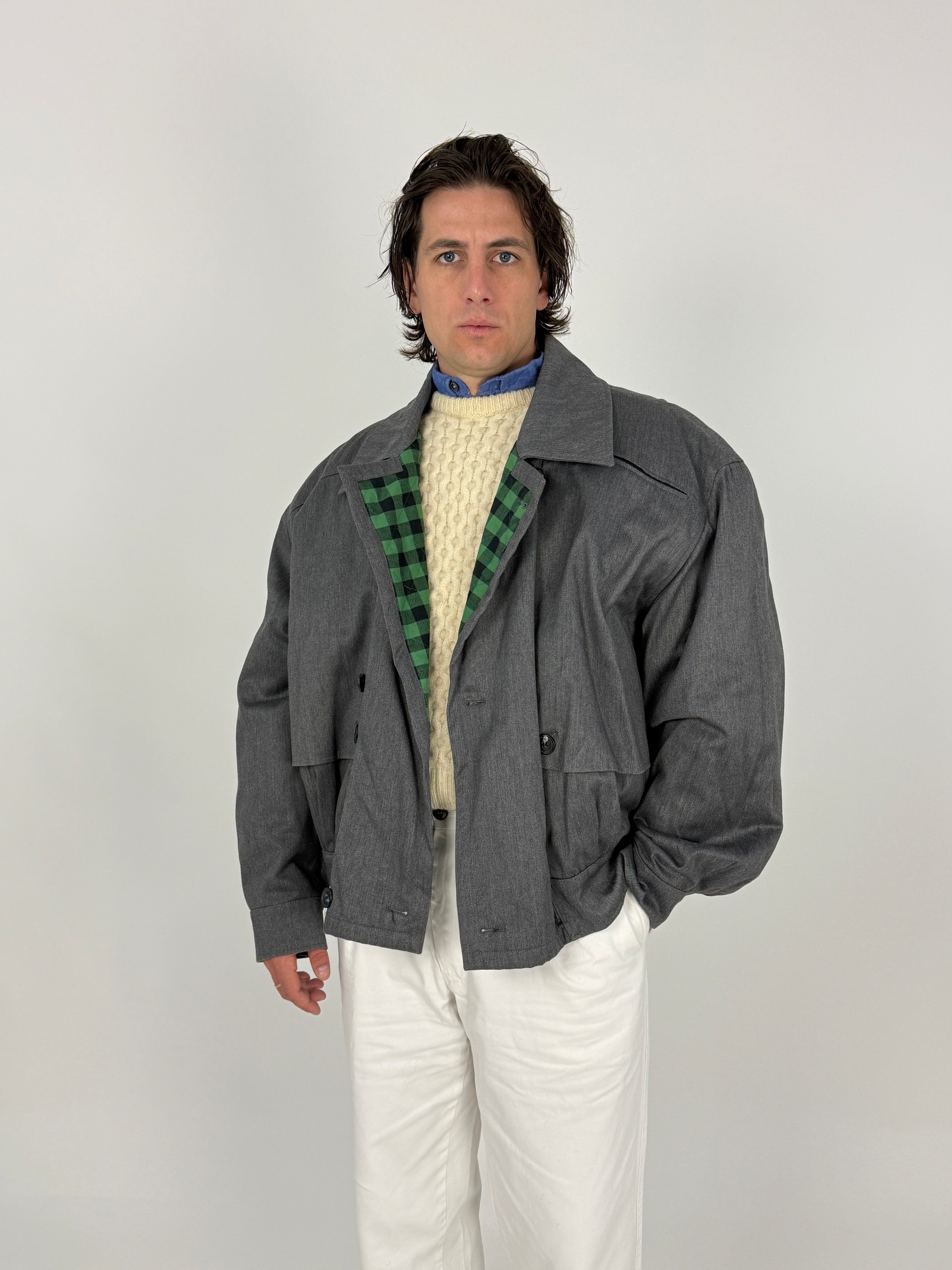 Giacca Vintage Doppiopetto Grigio Mélange Anni 80 - vista frontale aperta tre quarti indossata con cable knit panna e camicia oxford blu