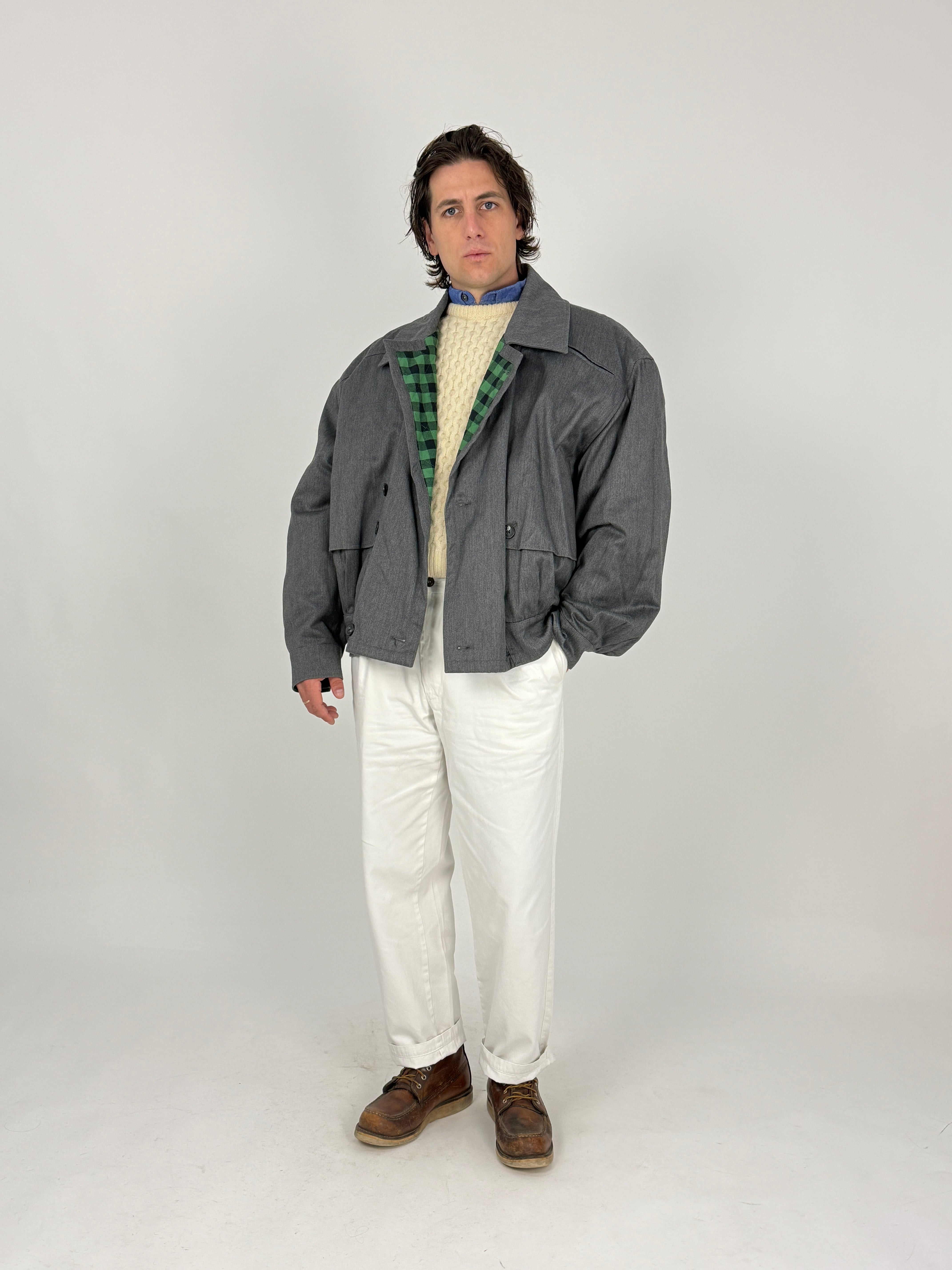 Giacca Vintage Doppiopetto Grigio Mélange Anni 80 - vista frontale full body indossata aperta con cable knit panna e White Levi's 501 cuffed con desert boots marroni