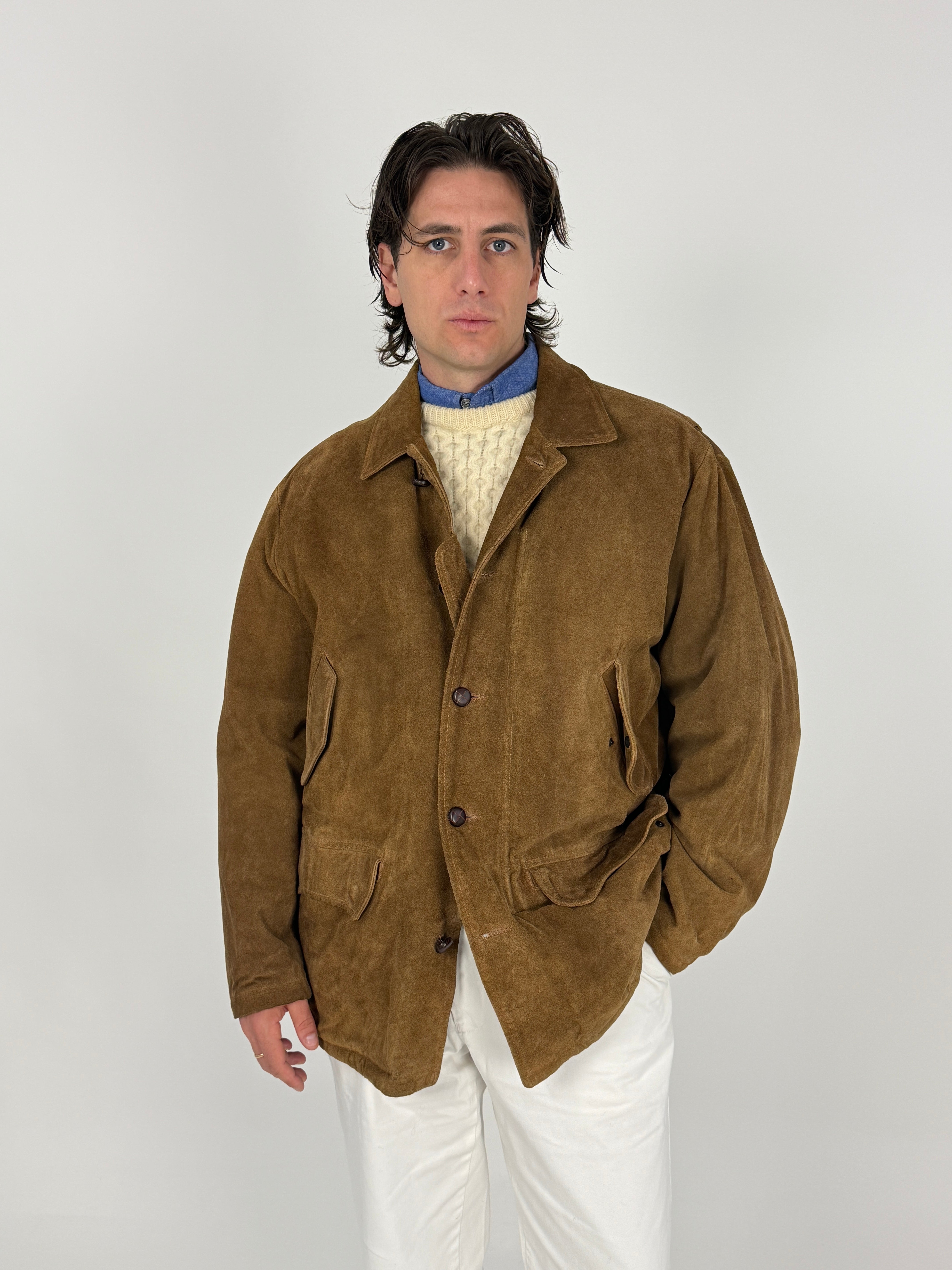 Giacca Pelle Scamosciata Vintage Stewart Original - vista frontale tre quarti indossata aperta con cable knit panna e camicia oxford blu