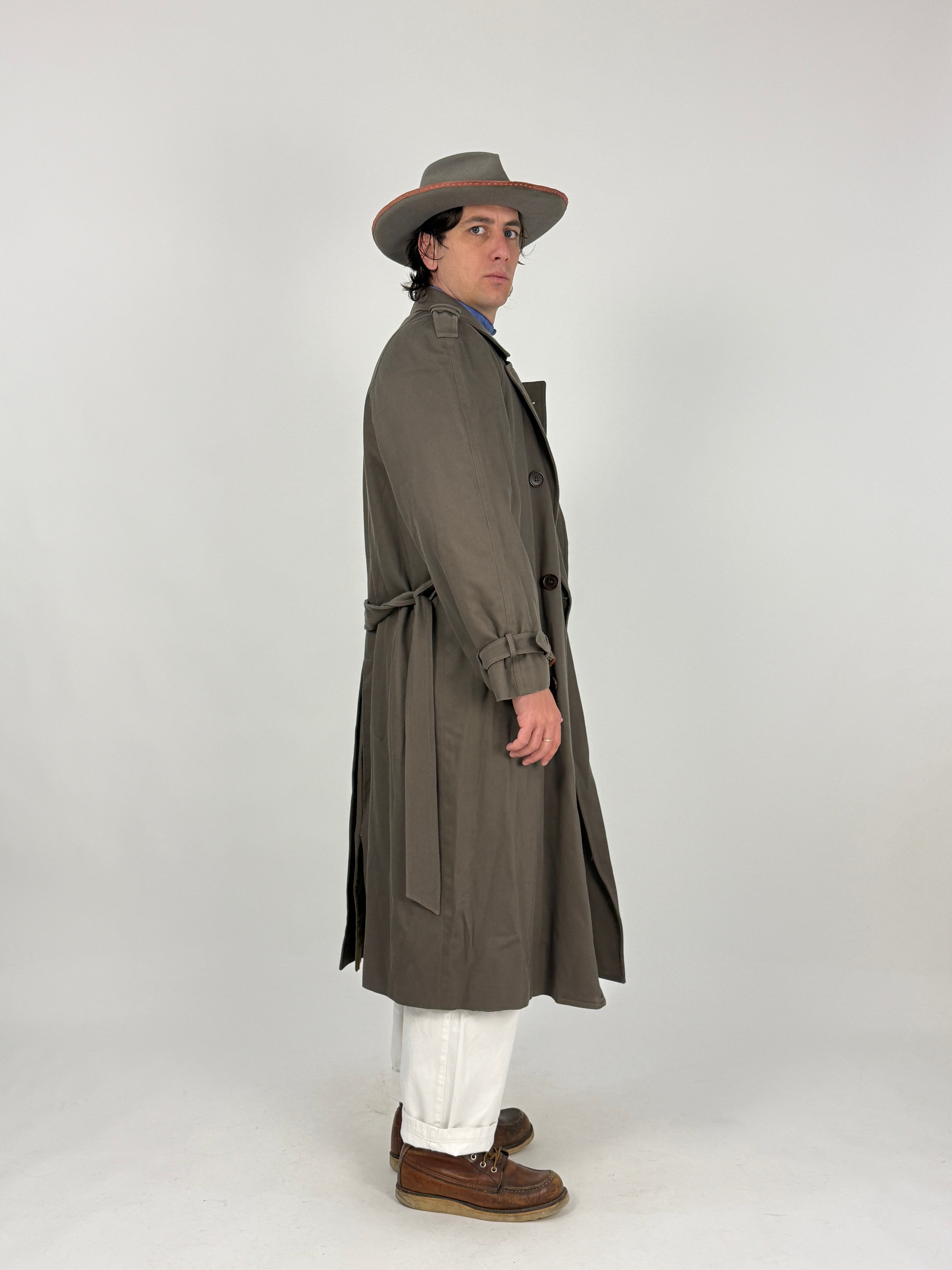 Trench Vintage Lubiam Verde Oliva - vista frontale tre quarti indossata chiusa con cintura, cappello fedora grigio con bordo rosso e Levi's 501 white